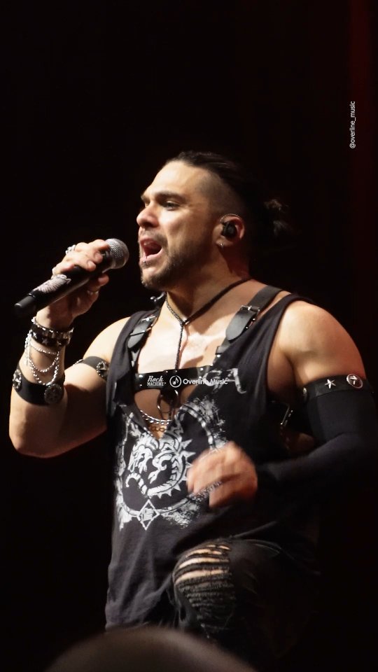 Una noche cargada de energía, técnica y emoción.
🔥 Saratoga hizo vibrar el Teatro Telepacífico con su potencia y sensibilidad, dejando momentos inolvidables como este: “Si Amaneciera”, coreada por todos los asistentes. Gracias @calimusichall 🤟🏻
🎥 @davidpantoja19 @overline_music @rockmachinefm #Saratoga #Concierto #ConciertosCali #OverlineMusic #RockMachine