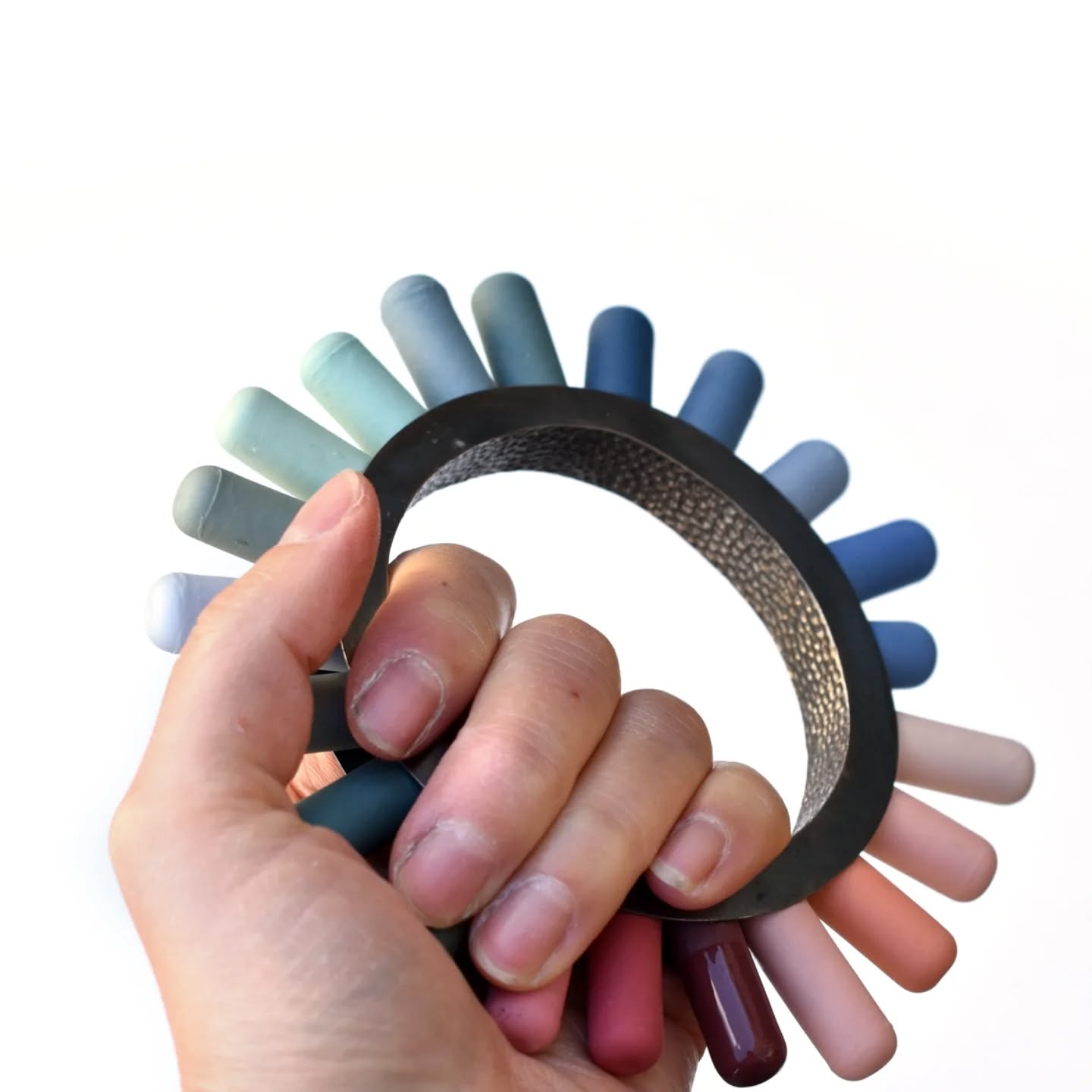 Die Idee zu dem Armreif schwirrt mir auch schon seit einigen Monaten im Kopf herum und jetzt am Wochenende ist endlich der passende Zeitpunkt, das fertige Stück das erste Mal zu zeigen @fangfrisch.messe
Armreif aus Silber und Porzellan
#zeitgenössischerschmuck #zeitgenössischeschmuckkunst #schmuckkunst #zeitgenössischesporzellan #Porzellanschmuck #armreifen #porzellan #elementarisbypfefferkorn
#contemporaryjewellery #contemporaryporcelain #porcelainart #porcelainjewellery #jewellery #bracelet