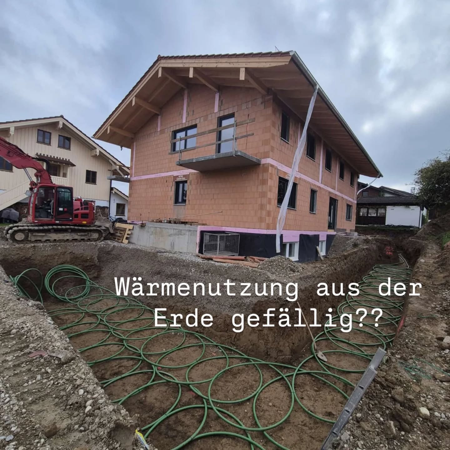 Aktuell verbuddelt hier mal wieder unser Multitalent👷 (Schorsch) einen Ringgrabenkollektor....
Tiefenbohrungen war gestern....heute nutzt unser Bauherr die Erdwärme 🔥 mittels Ringkollektoren....
Zeitgleich dürfen wir mal wieder den Traum vom Eigenheim 🏠 für unsere junge Baufamilie 👩❤️👨 aus der Nachbarschaft verwirklichen 🏗️🤠
#gsinnbaumachts#deinhäuschenwirdbaldfertigsein#Baggerfaheristhemaker#