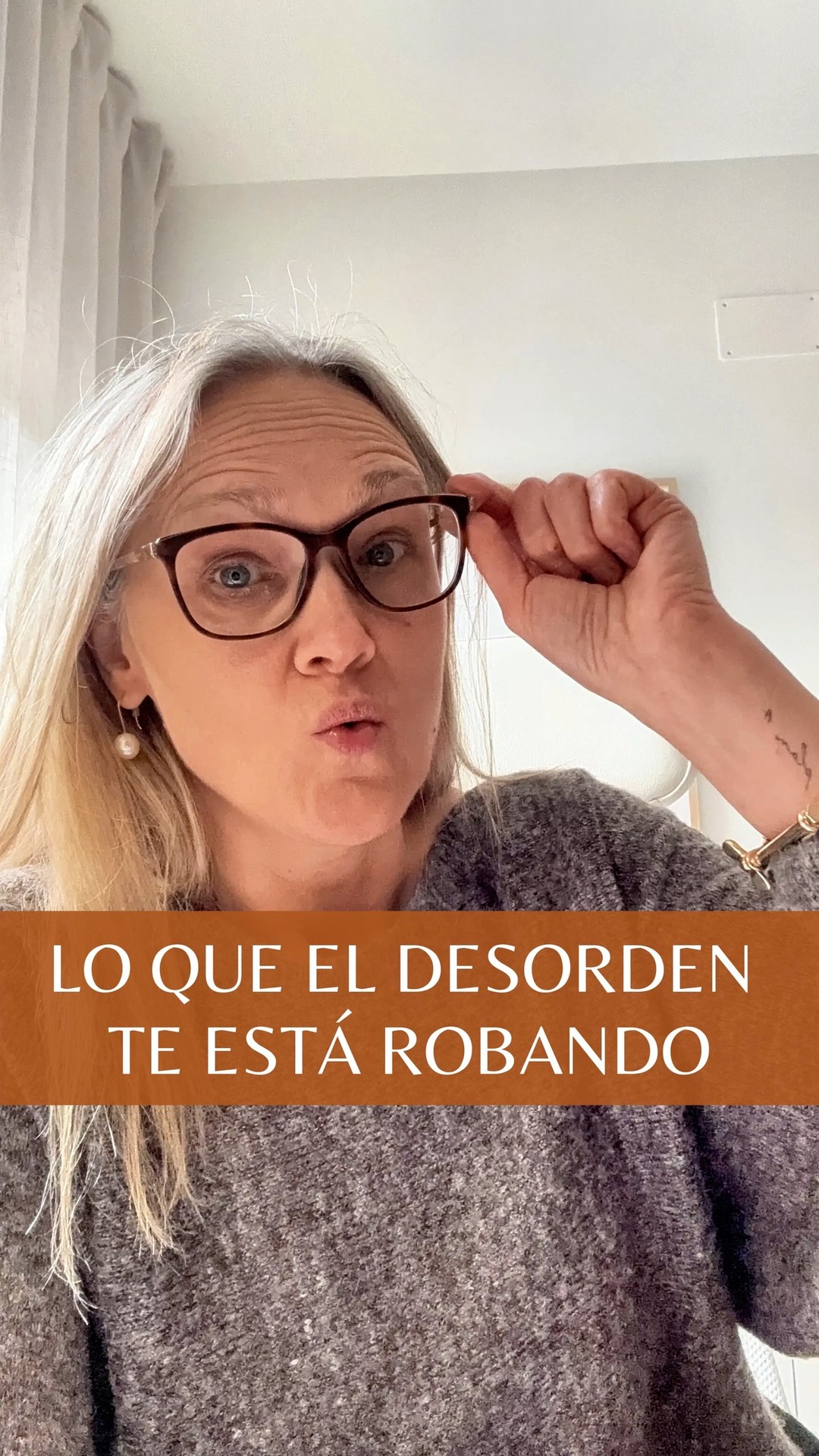 El desorden te está robando más de lo que crees…🤔
🔹 ⌛Tiempo: lo pierdes buscando cosas.
🔹 💪Energía: te agota mentalmente.
🔹 😃Bienestar: todo ese caos te genera ansiedad sin que te des cuenta.
🔹 ❤️Relaciones: prefieres aislarte y no invitar a nadie a tu casa.
🔹 🥰 Autoestima: la pierdes frustrada por no ser capaz de conseguir el orden.
🔹 🍀Prosperidad: mantienes tu vida estancada igual que todos los objetos que acumulas.
¿Eliges conscientemente vivir así?🤔
A veces pensamos que el desorden es solo ‘parte de la vida’ rápida que llevamos, y que es “normal” vivir con él, pero… NO.😔
NO es “lo normal” vivir así. 😔
NO es “lo normal” no sentirte a gusto en tu propia casa. 😔
Y SI, puedes hacer algo al respecto👌🚀 .
Escribe la palabra "BARRERA" 🙋♀️ y te hago llegar un video con las barreras 🚧 que te estás poniendo para acabar con el desorden y la acumulación de objetos.
#tresinteriores #LibérateDelDesorden #DesapegoConsciente #SoltarParaCrecer #AdiósAcumulación #VivirSinDesorden #PsicologíaDelOrden #CreenciasQueAtrasan #CambioDeMirada #BloqueosYDesorden #MenteOrdenadaVidaOrdenada #OrdenYBienestar #MujeresQueTransforman #ReinventaTuVida #AdiósAcumulación #ViviendoLigera #CrecimientoPersonalMujer