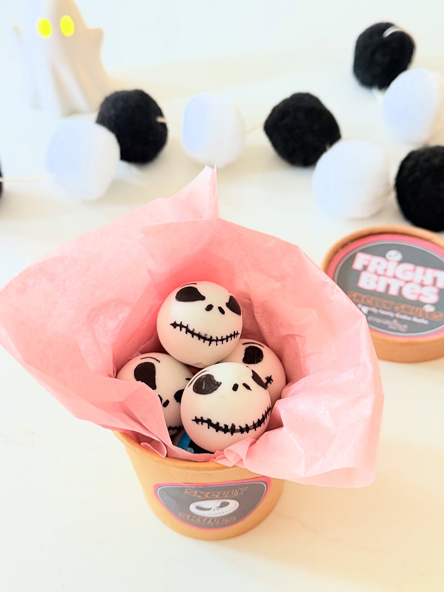 💀Skelly Skulls💀
6 chocolatey cake balls - they’re way too spooky to resist 👻 Snack on them this Halloween if you dare… -x-#skellyskulls #frightbites #cakepops #cakedecorating #cake #halloween #halloweensnacks #halloweenparty #leeds