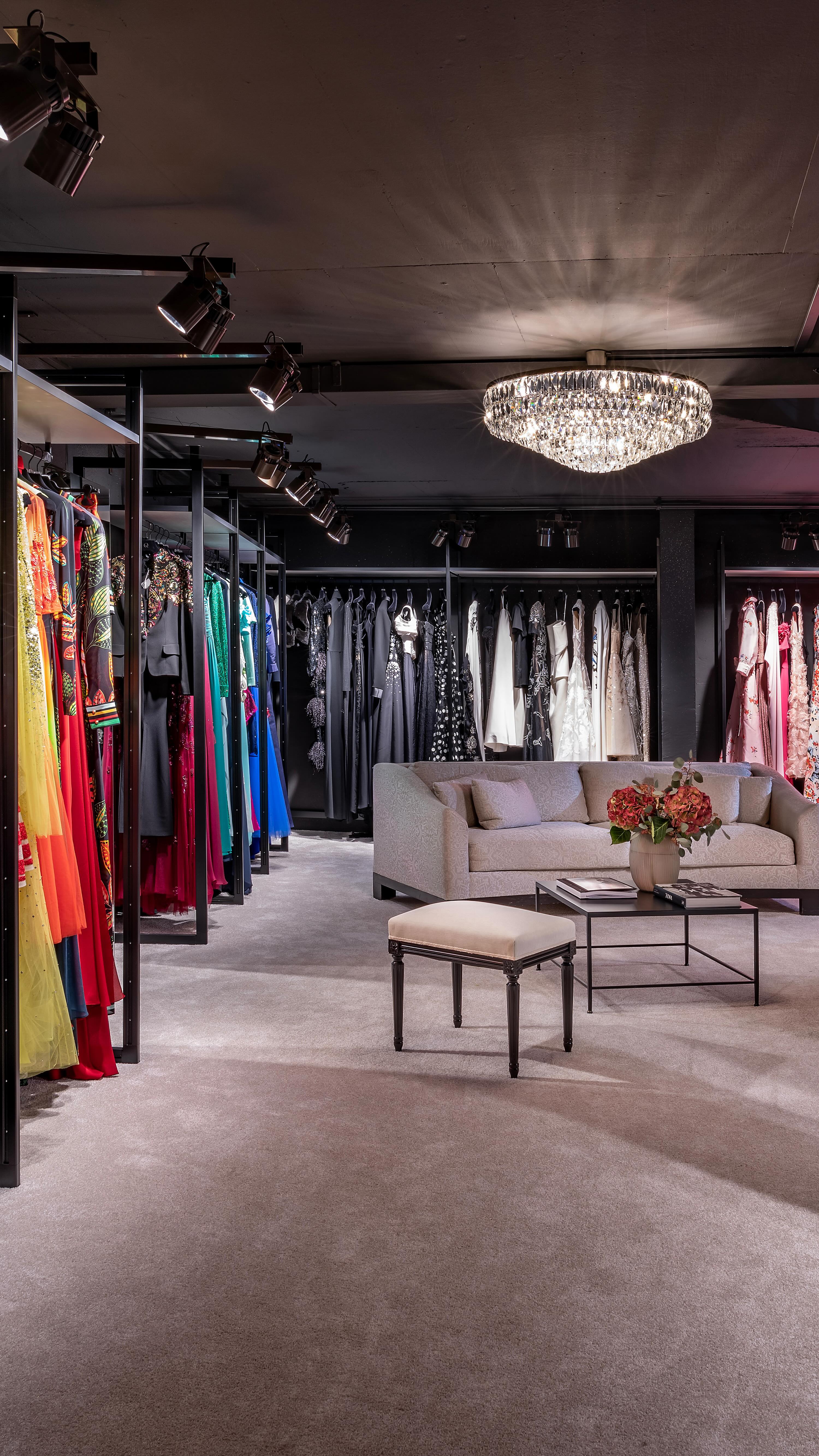 Explore stunning designer gowns and experience the perfect fit with our in-house alteration atelier where every detail is tailored just for you. ✨
#quagliazurich #eveninggowns #redcarpet #dress #parisfashionweek2025 #luxurylifestyle #tailoredelegance