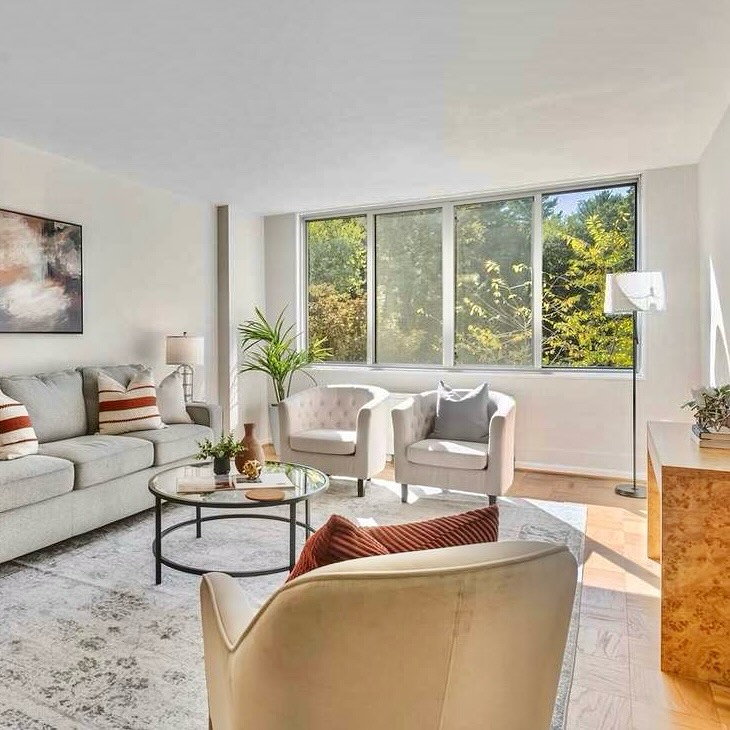 Warm color scheme in this DC condo staged to sell #homestaging #vacantstaging #dcrealestate #dchomestaging