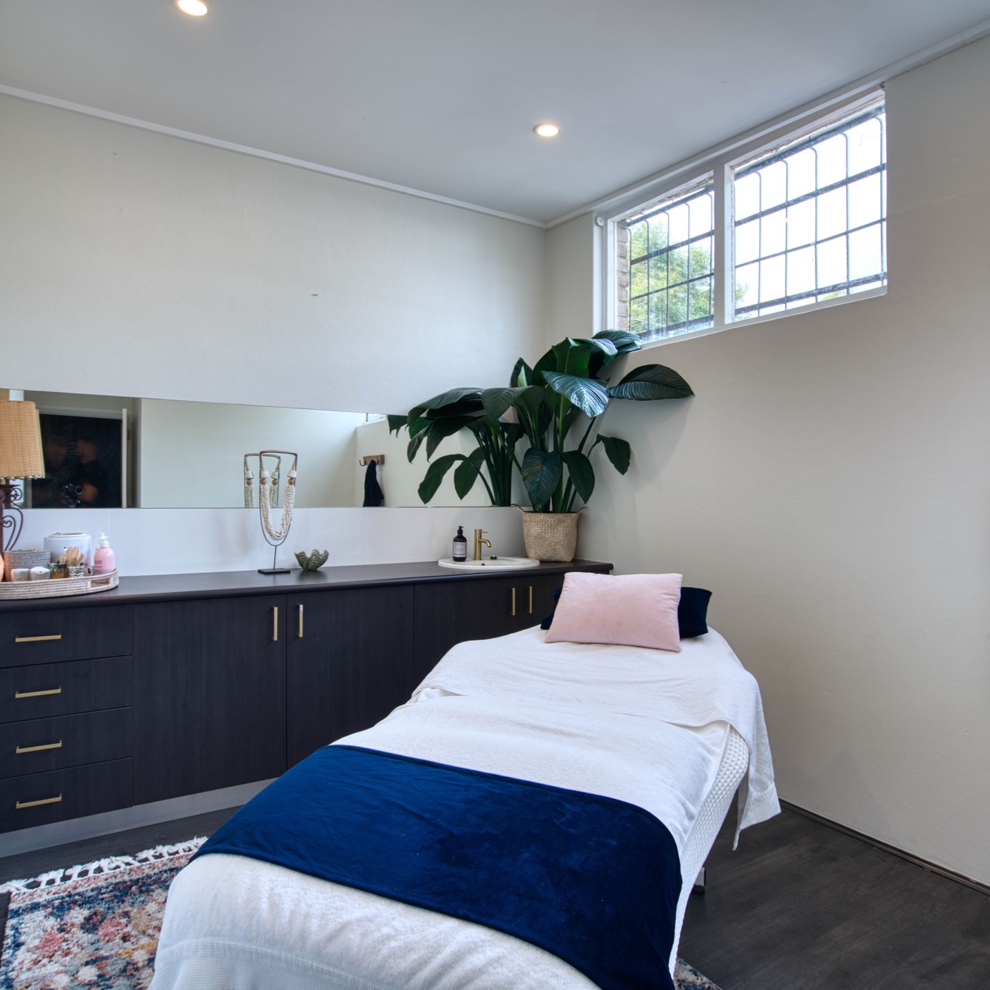 🌸 Join Our Team at
In Good Face
🌸
Northern Beaches’ Boutique Beauty Destination
Are you a passionate beauty therapist ready to take your career to the next level?
Step into In Good Face — a boutique salon with a lush, bespoke interior designed by Northern Beaches’ own longest-standing beautician, Amelia. Trained at Ella Baché School, Amelia has also worked on high-profile clients at Joe Bailey. With over 30 years’ experience, she continues to care for a loyal following of ongoing and high-profile clients. Amelia is also committed to training young, eager beauticians — supporting them, teaching them, and helping them grow alongside her.
✨ What We Offer:
Be mentored by one of the best in the industry
Earn a generous percentage of profits on hand-picked, results-driven products
Work from your own beautifully appointed treatment room
Access to amenities, herbal teas, and everything you need supplied
A supportive, established team including experienced skin, body, and nail specialists
✨ Why Join Us?
Stop working hard for someone else — grow your own way
Be part of a thriving, well-established brand with a loyal client base
A chance to showcase your skills alongside great nail technicians and other beauty professionals
📍 Location: Northern Beaches, Sydney
🌊 Path your own way and grow with Amelia at In Good Face.
💌 Get in touch today and come see why this is the perfect place to build your beauty career!
⚠️ Please note: This is not an employee role. It is a contractor position, with the room available for rent. Conditions will apply.
✨ Only serious applicants need apply. We would love to arrange a meet and greet in person so you can come and see the salon.