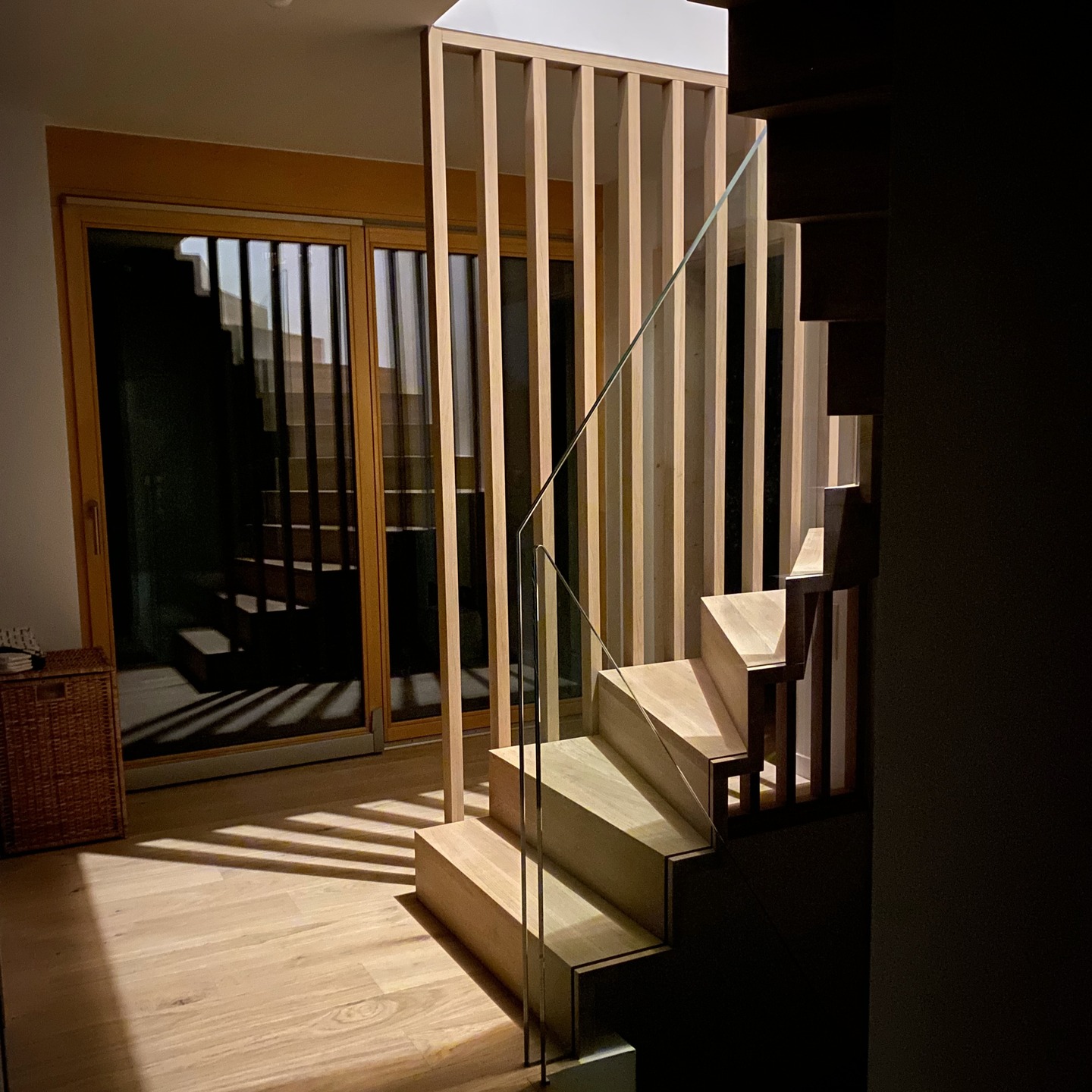 Chêne, ombre et lumière 🌓
.
.
.
.
.
.
#escalier #menuiserie #claustra #chêne #interior_design #architectureinterieure #artisanat