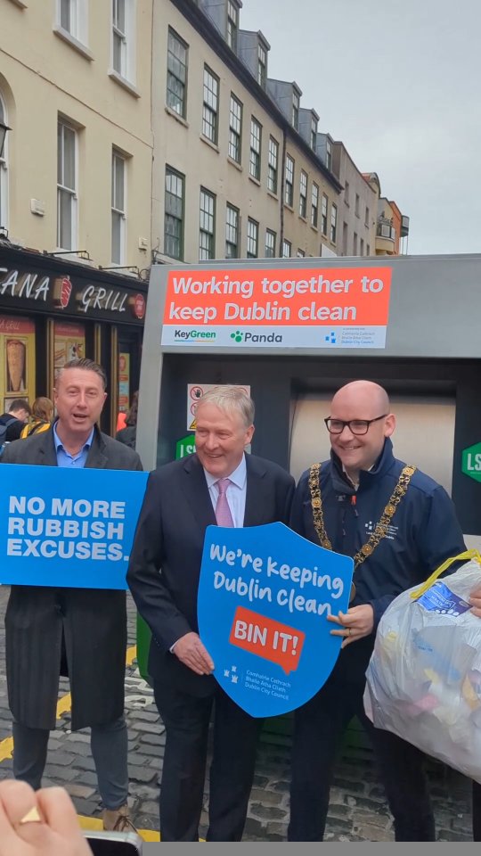 So fresh and so clean ❇️
Temple Bar's new compactor is in place and ready for all to use 🚮
Launched yesterday here on Fownes Street, we chatted with Derek Kelly of DCC to get all the info!
#TempleBar #NoMoreRubbishExcuses #Dublin #DublinCity #CleanCity #LoveTempleBar