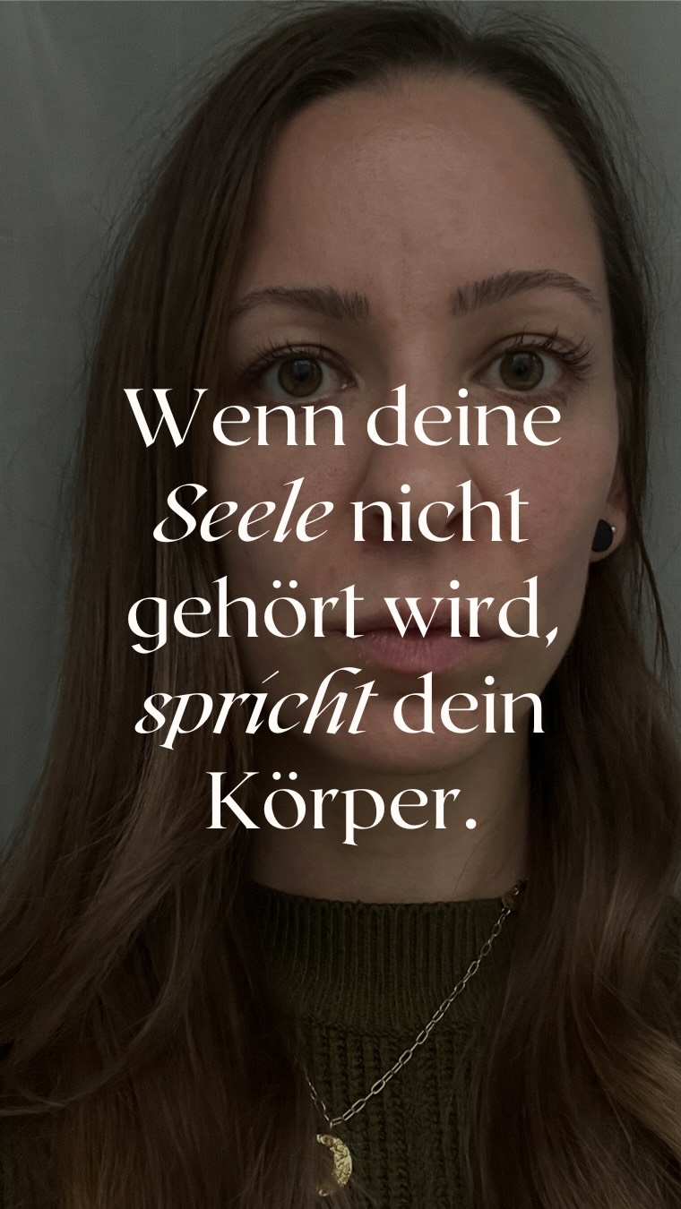 Wenn deine Seele nicht gehört wird, spricht dein Körper ✨
Viele beziehen bei körperlichen Symptomen mittlerweile die mentale Gesundheit mit ein - alte Emotionen und angestaute Gefühle in zwischenmenschlichen Beziehungen, die uns einengen oder blockieren.
➡️ Aber was, wenn dein Körper dir gar nichts über andere Menschen sagen will –
sondern über deine Gedanken über Geld? 👀
✨ So kann es sein, dass du trotz ständiger Arbeit an dir selbst bestimmte Emotionen wie Angst oder Unsicherheit einfach nicht halten kannst - weil du sie aus dem falschen Kontext heraus reflektierst.
Deine Seele versucht dir vielleicht etwas ganz anderes zu vermitteln. Nicht über Liebe oder Bindung. Sondern über dein Verhältnis zu Geld, Sicherheit und Selbstwert. 💫
Geld ist nicht nur eine Zahl auf deinem Konto.
Es ist Energie, Kontrolle, Angst, Vertrauen - und manchmal der lauteste Spiegel unserer ungehörten Themen. 🪞
In meinen Coachings & im Soulful Moneycircle sprechen wir genau darüber:
Warum Geld nie nur Geld ist –
und wie du erkennst, wo dein Körper dir schon längst zeigt, dass du ein neues Kapitel aufmachen darfst 🔥🧡
💭 Spür da mal rein.
Hast du körperliche Symptome, die vielleicht etwas mit deinem Geldthema zu tun haben könnten?
Schreib’s in die Kommentare oder schick mir eine DM – ich freue mich über den Austausch 🧡💌
#ᴍᴏɴᴇʏᴍɪɴᴅsᴇᴛ #finanzcoachingfürfrauen #geldbewusstsein