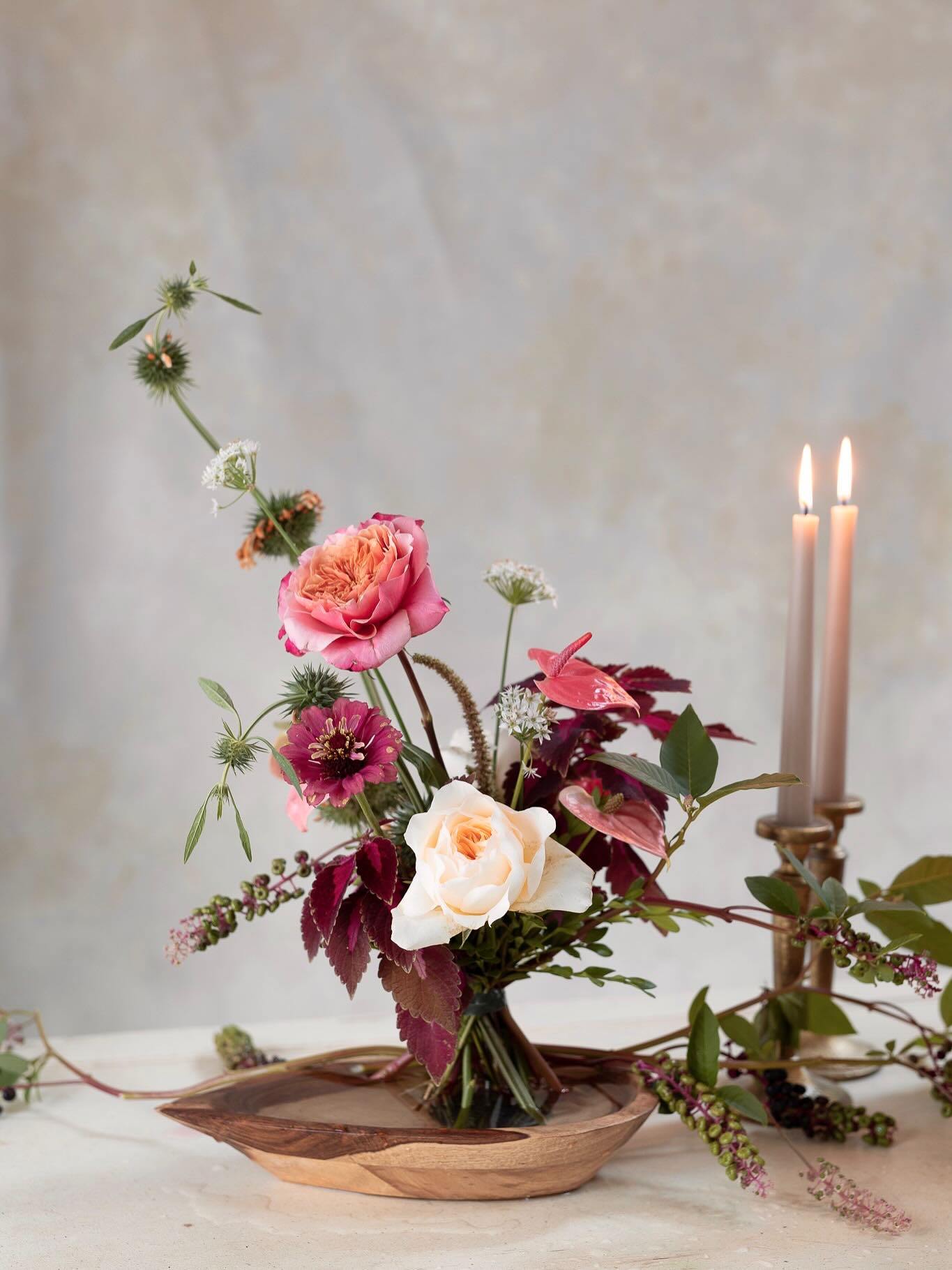 Simple and small asymmetric bouquet inspired by ikebana, can be used as table flowers to display 🌿 Keiko made this using the mini-StemSlider tool and placed it into a low container with a spindle base for added stability 😊
Flowers:
* Garden roses
* Zinnia
* Lion’s tails
* Chive flowers
* Pokeweeds
* Coleus
* Anthuriums
* Amaranthus
* Boxwoods
Floral tool:
* Mini-StemSlider bouquet tool
.
.
.
.
.
#stemslider #ministemslider #stemsliderbouquet #bouquet #floraldesigners #ikebanastyle #tableflower
#floraldesigns #gardenflower
#flowerbouquets #floristtools