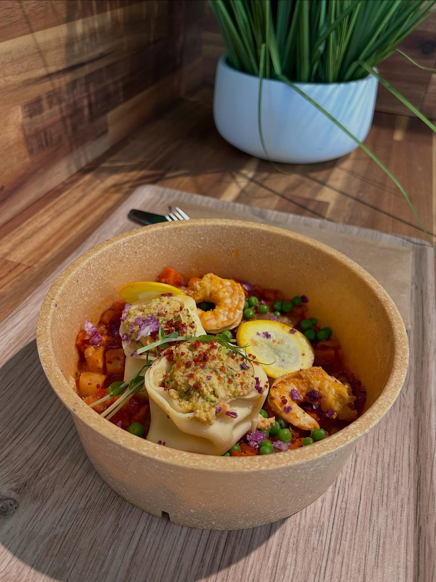 🍽️ 𝗣𝗼𝘂𝗿 𝗹𝗮 𝗦𝗲𝗺𝗮𝗶𝗻𝗲 𝗱𝘂 𝗚𝗼û𝘁, 𝗕𝗼𝗹𝗲𝗻𝗻 𝘃𝗼𝘂𝘀 𝗽𝗿𝗼𝗽𝗼𝘀𝗲…
Des cannellonis aux crevettes accompagnés d’un bouillon à la cardamome et de saté.
🥜 𝗟𝗲 𝘀𝗮𝘁é, 𝘃𝗼𝘂𝘀 𝗰𝗼𝗻𝗻𝗮𝗶𝘀𝘀𝗲𝘇 ? Ce condiment venu d’Asie du Sud-Est est une pépite culinaire, à base de cacahuètes, d’épices et parfois de lait de coco. Il est à la fois doux, relevé et terriblement savoureux
Chez Bolenn, on l’a glissé dans ce plat imaginé pour la Semaine du Goût Juste ce qu’il faut pour partager nos inspirations et notre savoir-faire. 👨🍳
📍 À découvrir au 17 Rue de la Grassinais, 35400 Saint-Malo
#Semainedugout #restaurantsaintmalo #food #bretagne #déjeuner #pausegourmande