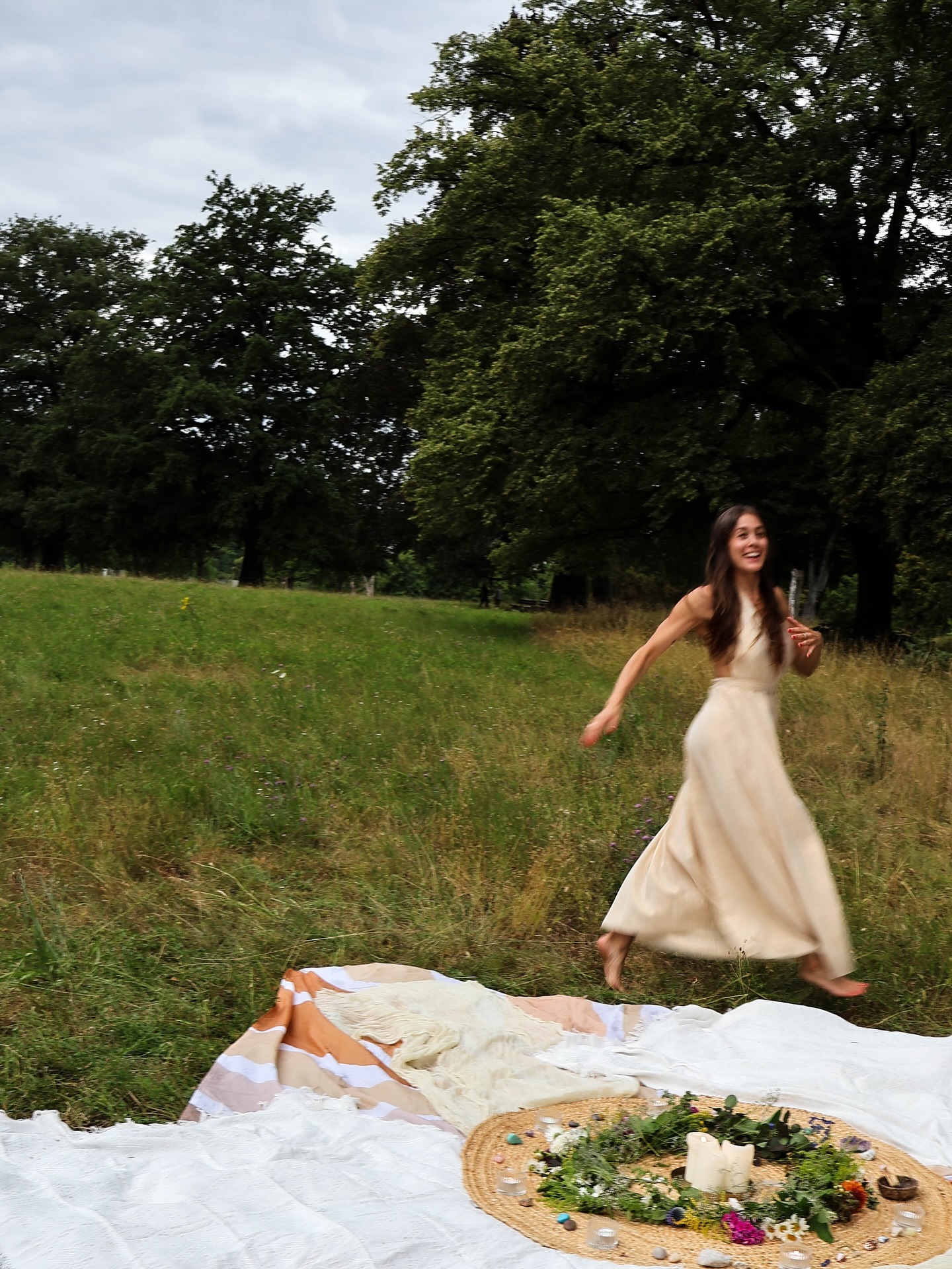 Der Sprung ins Ungewisse.
Ich saß damals in meinem ersten Job nach dem Studium – in einer Agentur, mit langen To-do-Listen, Deadlines und Überstunden.
Von außen sah alles richtig aus: fester Job, gutes Team, geregeltes Leben.
Aber innerlich war das nicht das, was ich wollte.
Ich habe gemerkt, wie mein Sozialleben leidet, wie meine Beziehung leidet – wie ich einfach nicht glücklich bin.
Ich war ständig nur am Arbeiten, von morgens bis abends, und habe mich selbst irgendwo dazwischen verloren.
Also habe ich gekündigt.
Ohne Plan B. Ohne Sicherheit.
Nur mit dem Gefühl: Da draußen wartet mehr auf mich.
Ich wusste nicht, wohin es mich führen würde – aber es war der Anfang davon, mich selbst neu zu entdecken, meiner Intuition zu folgen und meinen ganz eigenen Weg zu gehen.
Photo by @joselyn.morales.acuna ❣️