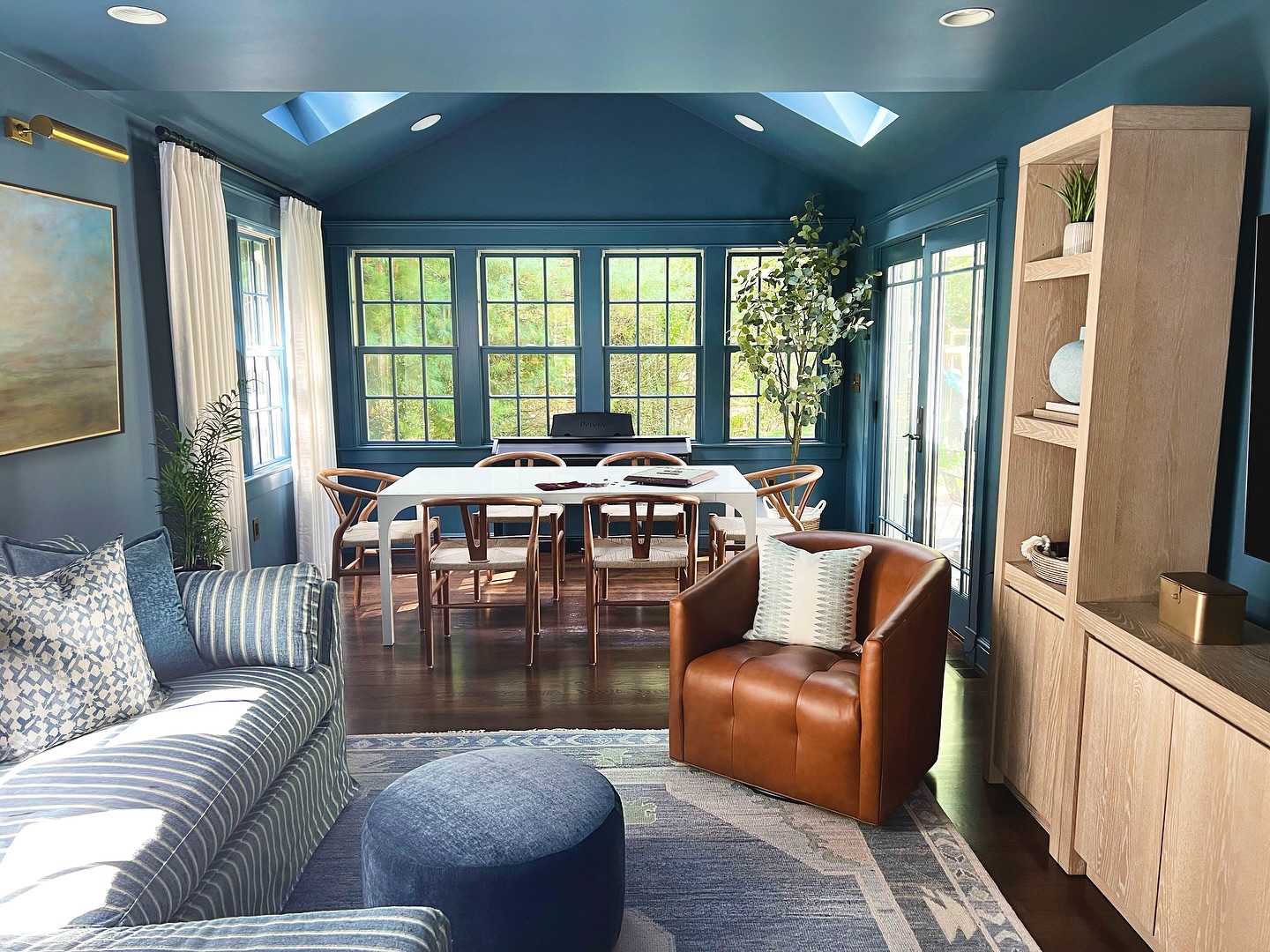 The power of paint! In the right space, we love the idea of color drenching to create a moody atmosphere. This multifunctional room has come a long way and is now a fun space for the whole family to enjoy. Swipe to see our concept turned reality 🤩
#moodydesign #familyroom #colordrenching #multifunctional #funspace #threesparrowsdesign