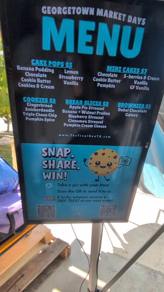 We have a new addition to our vendor booth setup! What do you think?
#vendorbooth #behindthescenes #bts #thetreatboxtx #LibertyHillBakery #BestOfLibertyHill