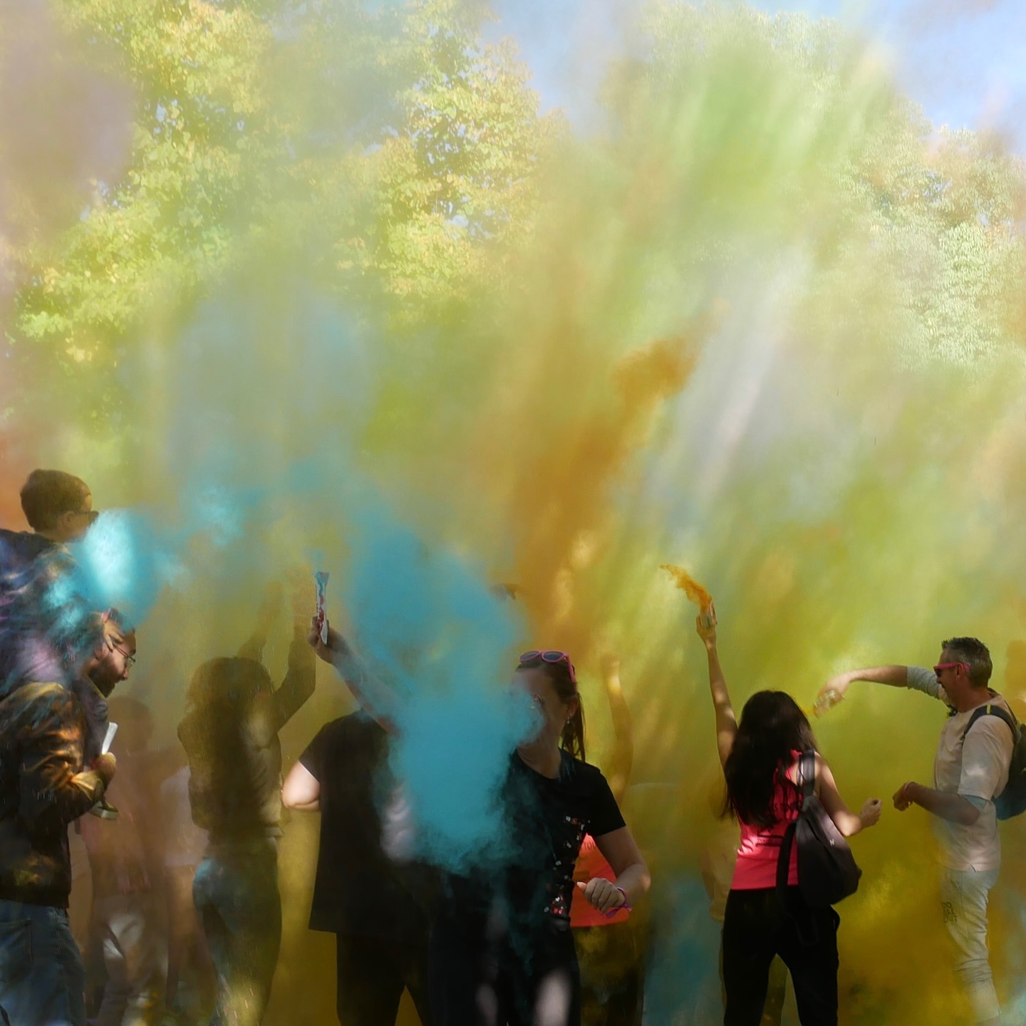 ✨ Color Run Octobre Rose – Roquevaire 2025 ✨
Une explosion de couleurs, d’émotions et de solidarité 💖
Merci à tous les participants pour cette belle énergie !
🔥 Feux de poudre réalisés par Poudre d’Éclat Events
💥 Des shows colorés uniques, 100 % sur mesure !
#octobrerose #colorrun #roquevaire #PoudreDEclat #evenementiel #showcolore #FeuxDePoudre #EmotionEnCouleur #TeamPoudreDEclat