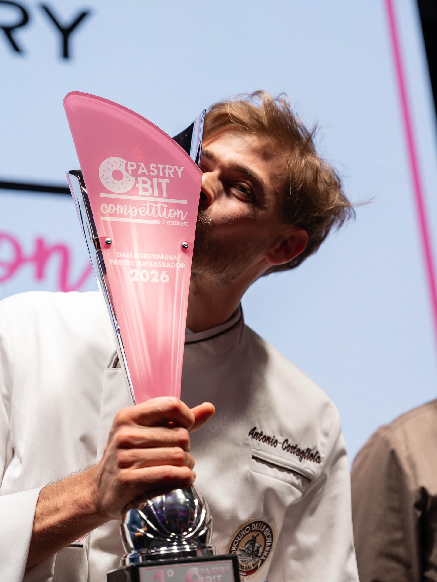 Succedeva esattamente un mese fa.
Nella seconda parte della finale del PASTRY BIT COMPETITION la giuria premiava come vincitore e “Dallagiovanna Pastry Ambassador” : @antoniocostagliola_pastrychef
🍩 🌾 🥇
Una giornata indimenticabile per lui, ma anche per noi 🫶
#PastryBitCompetition #Dallagiovanna #MolinoDallagiovanna #FarinaSuperiore #PastryCompetition #MadeInItaly #Pasticceria #ArteBianca