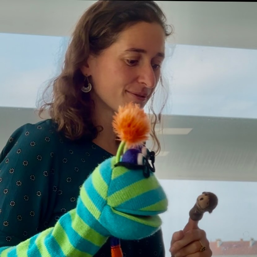 Elles étaient drôlement belles hier les conteuses du #chouettecercleconteur qui ont pris soin de raconter et chanter pour le jeune public de @astrolabemelun avec attention et poésie. 43 spectateurs petits et grands 🥰🐥
Qu’elle est belle cette aventure, ce lien qui se renforce histoire après histoire.
Merci @marinepouette, Eva et Camille pour votre présence chaleureuse et fidèle, si précieuse.
#actionculturelle #mediatheque #conteuse #conter #raconter #raconterdeshistoires #marionnettes #comptines #atelierparentenfant #vismaviedebibliothécaire #bibliothecairejeunesse