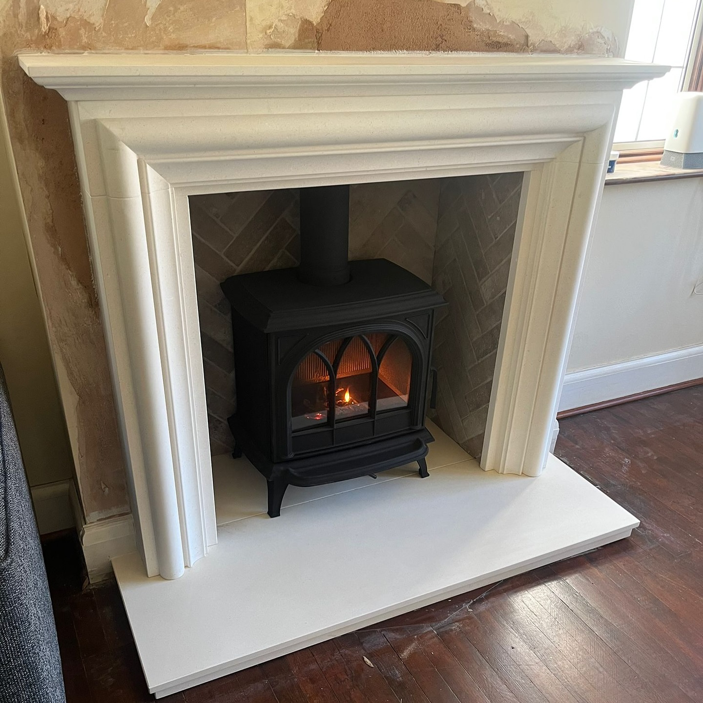 This @stovaxgazco Huntingdon 30 wood burning stove creates the perfect cosy corner in our customer’s library in Sidcup. Paired with an @capital_fireplaces Aegean Limestone Colby mantelpiece, and an Urban Dusk Herringbone chamber, it blends timeless design with modern warmth and comfort.
Whether you’re curling up with a book or entertaining by the fire, this setup brings effortless charm to any home.
#PeppersFireplaces #SidcupHomes #KentInteriors #SidcupInteriors #FireplaceInspiration #WoodBurningStove #StovaxHuntingdon30 #AegeanLimestoneFireplace #KentHomes #HomeComforts #CosyKentHome #FireplaceDesign #InteriorDesignKent #WarmAndInviting #BritishHomes #SidcupLife #KentFireplaces #FireplaceGoals #ECO #LogBurner #Woodburner #WoodburnersOfInstagram