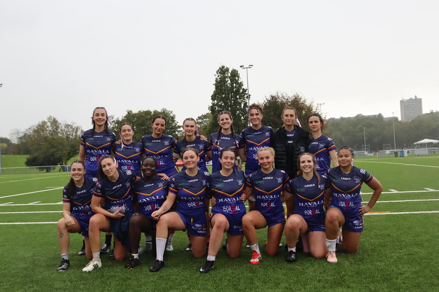 ✨Match recap 04.09.2025✨
Victoire 58-7 face à @rugbybern. Les filles ont réussi à mettre l'intensité nécessaire pour dépasser la défense bernoise.
.
L'équipe est prête pour le match de samedi contre les @wildcats_gva au stade des Arbères à 15:00.
.
.
Joueuses du match :
⭐️ Jeanne Lesigne (@jeannelesigne)
⭐️ Alyssia Girard (@aly.grd)
💜ONE MORE GAME💜