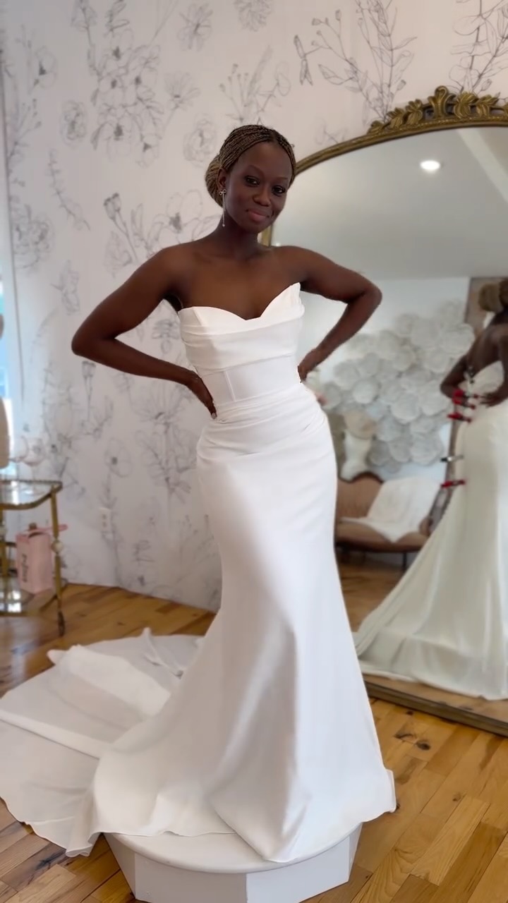 She’s a simple beauty but a stunning statement 🤍
.
Book your appointment today at gigiblanc.com
.
.
.
.
.
.
#gigiblanc #bridal #bridalboutique #wedding #weddingdress #bridalgown #bridalcollection #weddinginspiration #shopsmall #localbusiness #shoplocal #bridalshower #bridaldresses