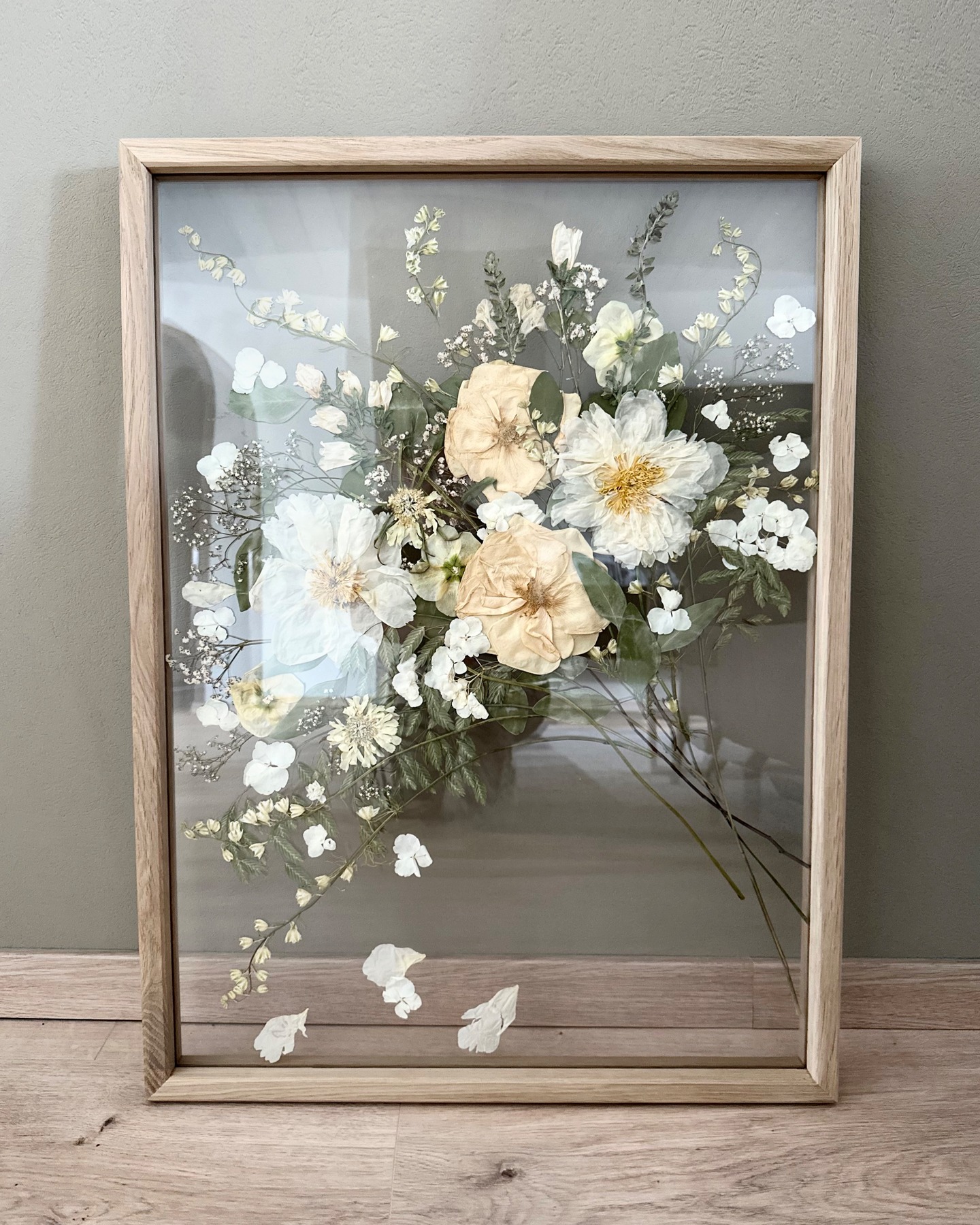 Danielas Bouquetbild 🤍
"Darf ich entscheiden, wie die Blumen angeordnet werden?" – Ja sicher 😊 Ich frage jede Braut vorab nach ihrer Wunschanordnung. So stelle ich sicher, dass jede Bride mit ihrem Ergebnis happy ist 💯
#ewigbluete #weddingbouquet #brautstrauß #weddingtime #wedding #bridalaccessories #wedding #hochzeitsfotografie #weddingbouquetpreservation #hochzeit25 #trockenblumen #pressedflowerart #pressingflowers #flowerpressing #herbarium #botanicalart #wedding2025 #flowerdesign #blumenpressen #weddingplanning #hochzeitsplanung #weddingpresent #brautkleid #blumenliebe #weddingday #hochzeitsblumen #weddingplanner #weddinginspiration #weddingingermany