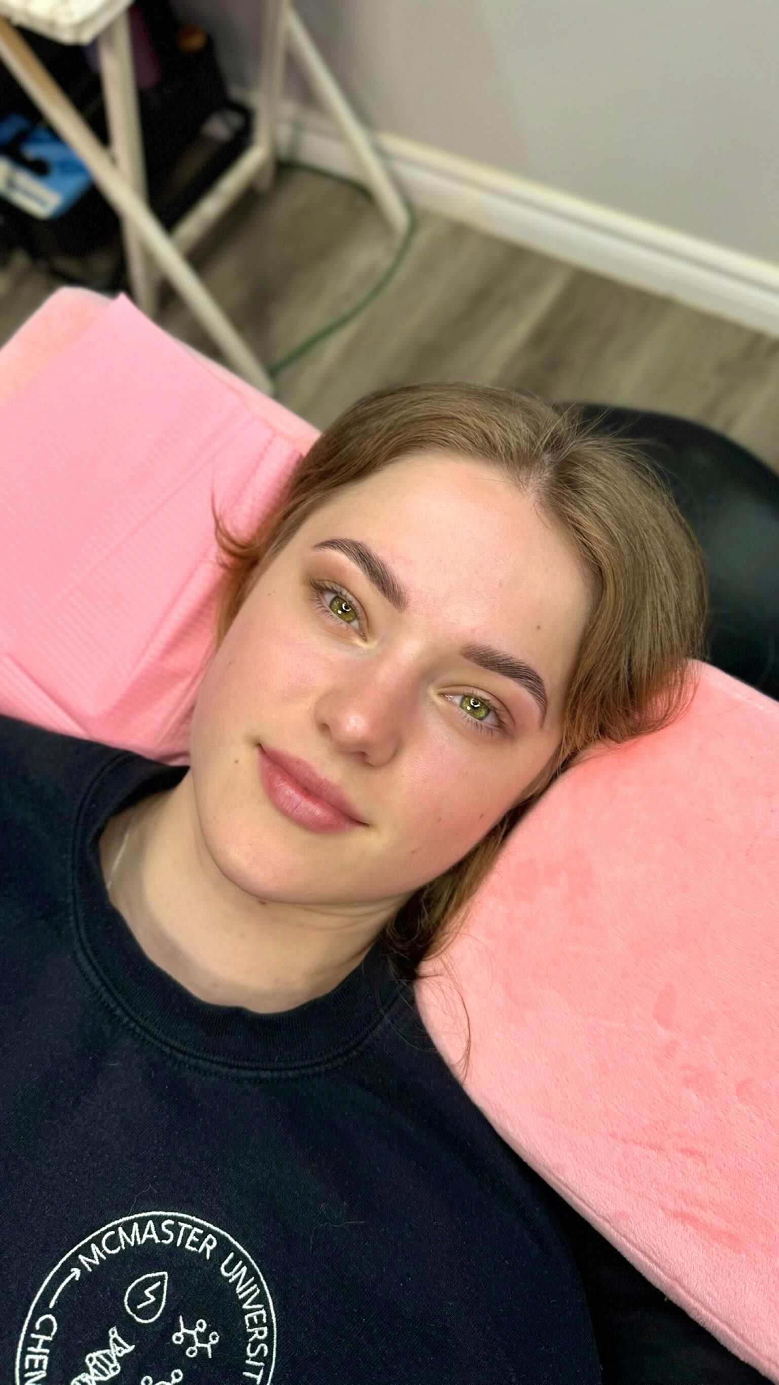 ✨ Brow Transformation Time ✨
Watch as we go from start ➡️ finish with Lamination, Stain & Threading 💕
Here’s the process (sped up, but oh so satisfying) 😍
1️⃣ Lamination – setting those hairs in the perfect direction for a fuller look 🪞
2️⃣ Stain – adding depth & definition with a long-lasting tint 🎨
3️⃣ Threading – cleaning up the shape for that snatched finish ✨
The result? Fluffy, defined, sculpted brows that last! 🤍
Would you try this combo? 👇 #BrowGoals