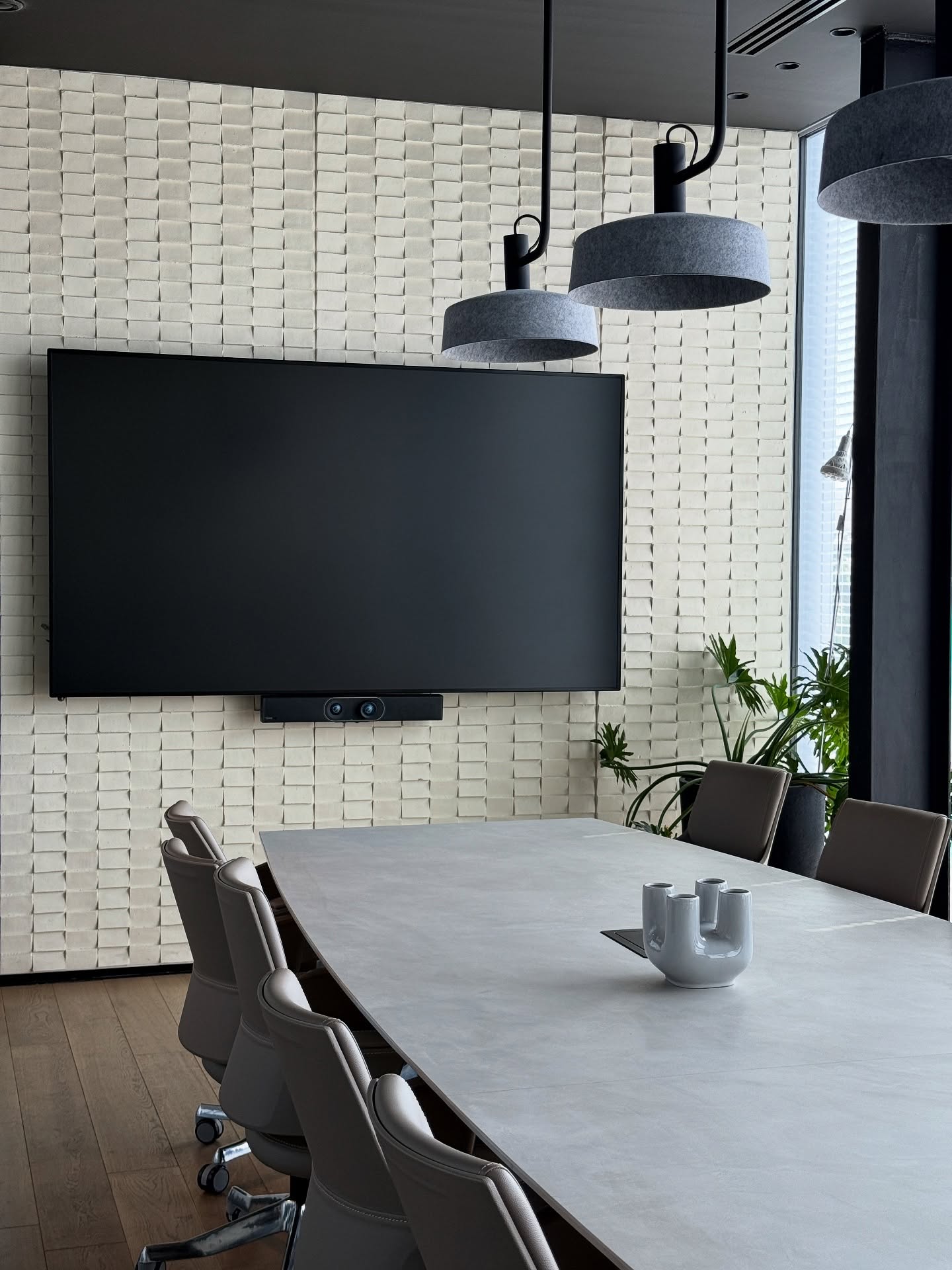A textured block wall brings warmth and subtle rhythm to the meeting space. @light_in_herzliya @hezibank_official