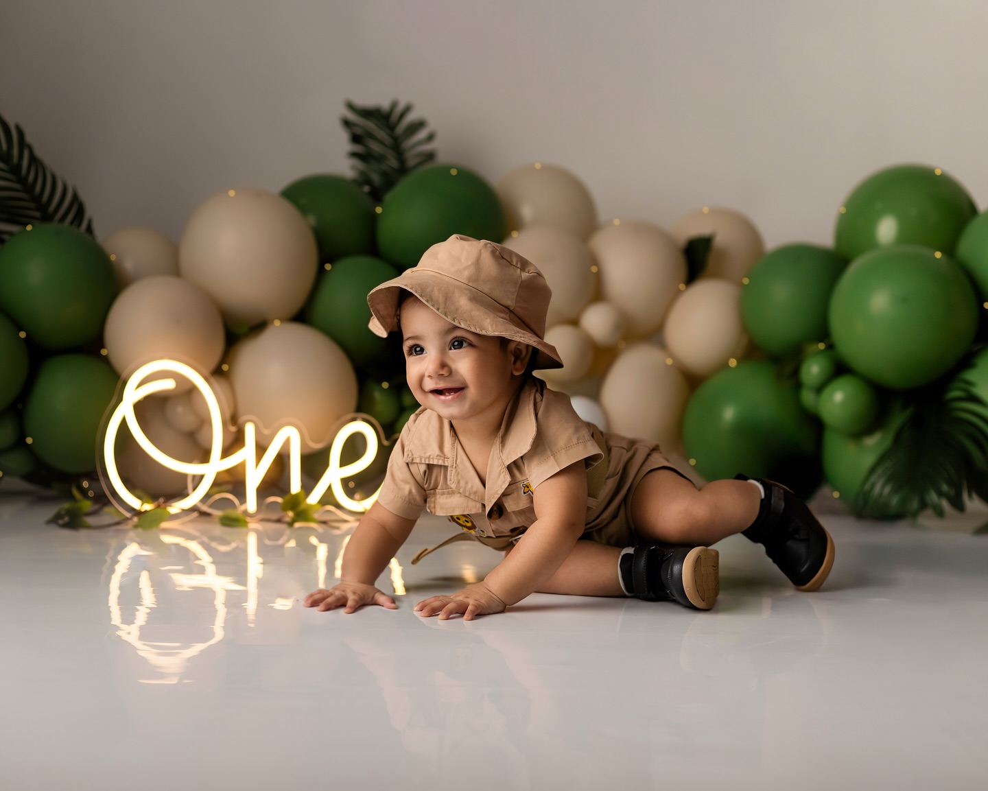 Mateo, amé ser parte de tu primer añito desde que estabas en la pancita de tu mamá ☺️☺️
Estos chicos son especiales para mí. Su mami confió en mí desde el primer día, y eso siempre lo voy a valorar. Además, me recuerdan tanto a mis sobrinos…es ver esa complicidad, el cuidado y el amor desde chiquitos 🥰🥰
El tiempo pasa volando, los niños crecen tan rápido… y me encanta pensar que estas fotitos quedarán como un recuerdo hermoso de esta etapa tan linda 📸✨
Gracias @anjurigiron por dejarme ser parte de sus recuerdos 💙
Deco: @kamipolldecor 🎈
—-
#SesionesInfantiles
#FotografíaDeBebés
#PrimerAñito
#SmashCake
#BabyMilkBath
#FotografíaInfantil
#FotosDeBebés
#panama