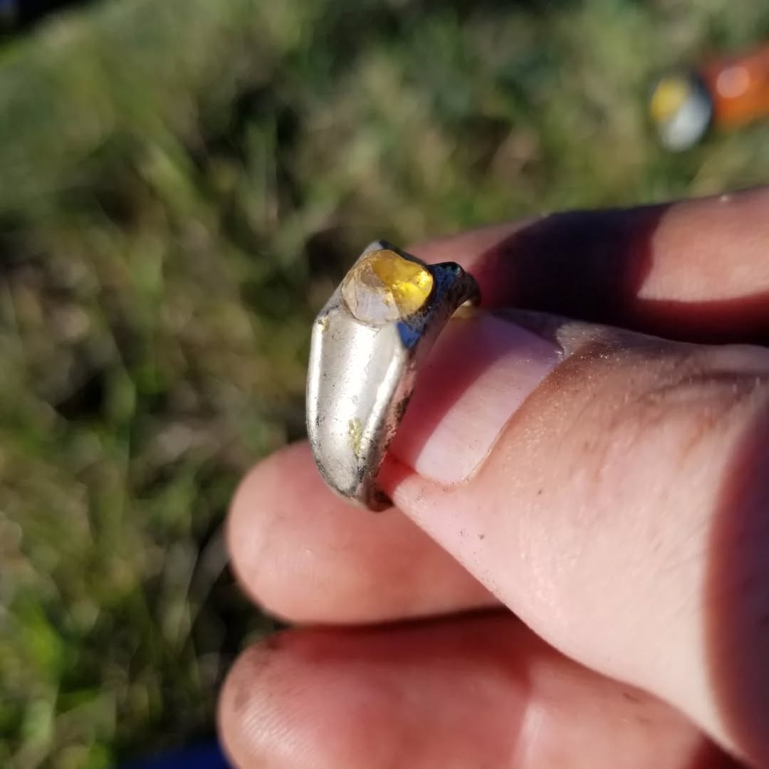 The wind was wrong for my bow stands so I decided to dig the afternoon away. Glad I did, I sure found some awesome finds today! #metaldetecting #LToutdoors #relics #coins #ring