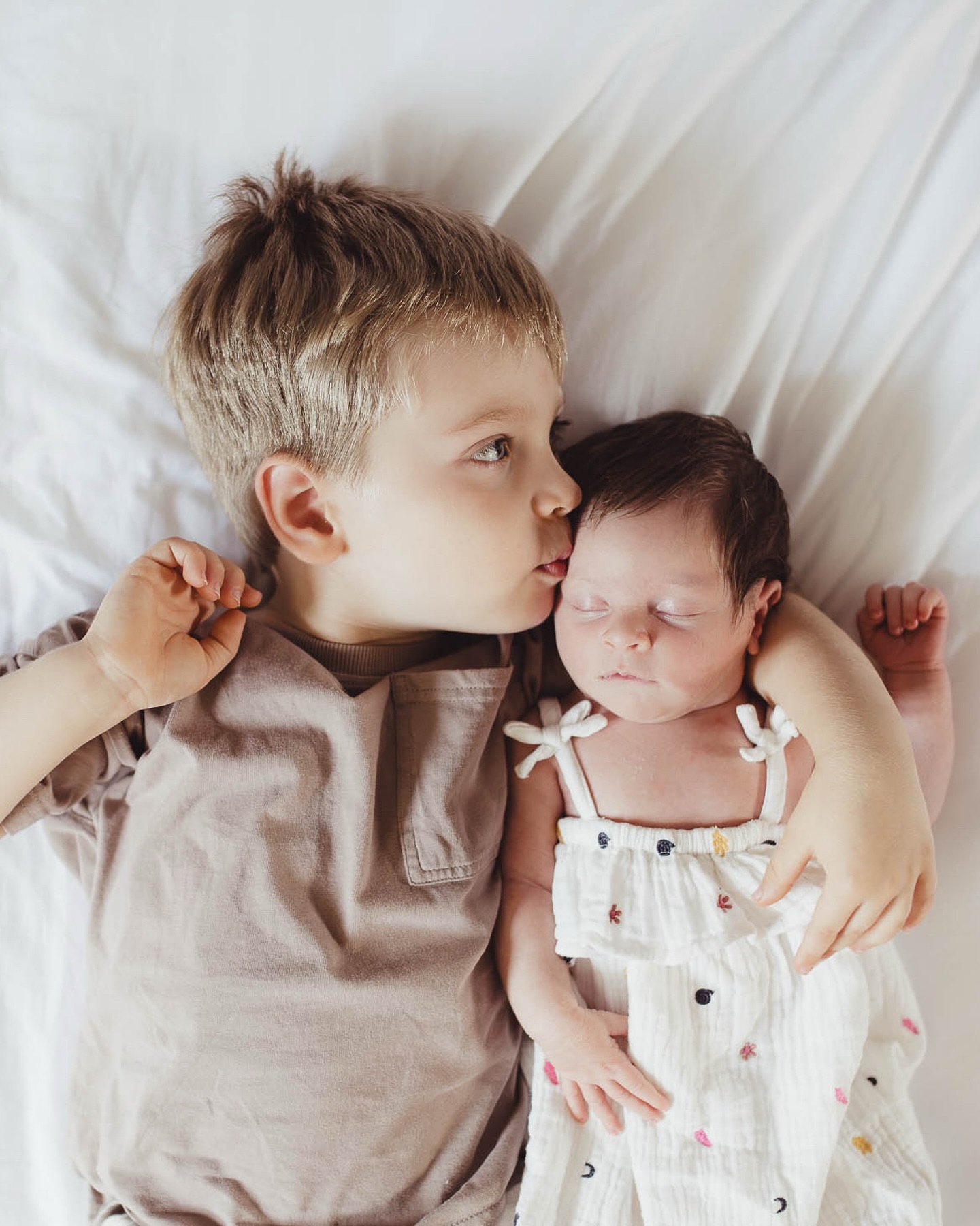 When a little boy becomes a big brother 🥹
Some of the most important photos I take at a newborn session are the ones with their older sibling. No one quite prepares you for that moment when your first baby suddenly looks so grown up as they snuggle their tiny new brother or sister. 😭
There are lots of lovely ways to include older siblings in your newborn photos, depending on their age — from lying down together, to sitting safely with baby in their lap, or even just peeking their head in while you cuddle your newborn in your arms.
And yes… sometimes a bit of bribery is required to convince them, but with a little patience and a dash of luck, these are always the photos that melt your heart. 🤍
Let me know which version is your favourite below!