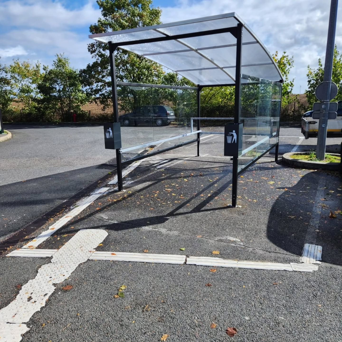 ✨ Nouvelle installation terminée à Vert-Saint-Denis (77) !
Notre équipe vient d’installer un abri chariot EVO2 M60 pour la toute nouvelle enseigne Paristambul, qui ouvre ses portes le 11 octobre 🛒
Un modèle compact, moderne et lumineux, parfaitement intégré à l’esthétique du parking.
Structure acier thermolaqué, habillages en verre trempé sécurit, et finitions soignées — du mobilier urbain durable conçu pour durer. 💪
Bienvenue à Paristambul dans le réseau des enseignes équipées par LE TEMPLE DU MOBILIER !
#mobilierurbain #abrichariot #abrichariots #abricaddie #abrigms #abrischariot #abrischariots #abriscaddie #abrisgms #mobilierextérieur #mobilierpourcollectivités #mobilierpourparkings #mobilierdurable #abriGMS #mobilierécologique #fabricationfrançaise #circuitscourts #écoconception #mobilierpourespacespublics #protectiongondole #sécuritéparking #abri #designurbain #templedumobilier #Paristambul #VertSaintDenis