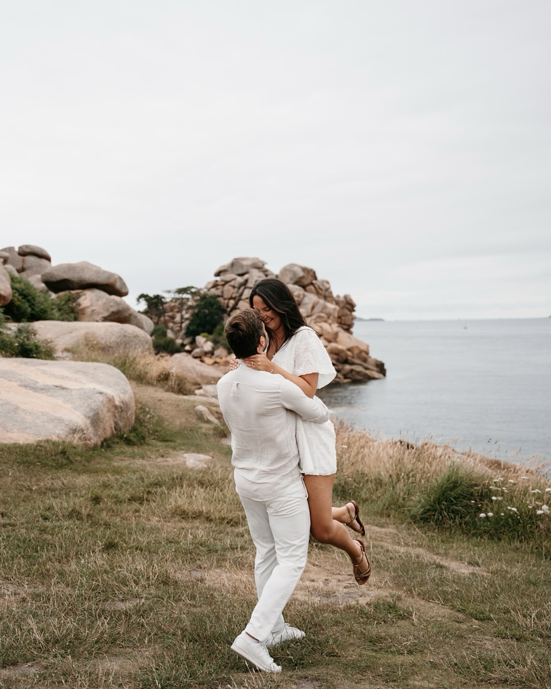 Je les ai retrouvés un samedi matin au mois de juillet, une bouteille à la main et le cœur léger. On a marché un peu, parlé beaucoup, et on a bien rigolé aussi 🍾
Le genre de séance où tout se fait tout seul, où spontanéité rime avec simplicité.
L’année prochaine, je les retrouverai pour leur Big Day au Château du Pin près de Rennes.
Même duo, autre décor 🤍
#InspirationMariage #weddinginbrittany #weddingphotographerfrance #photographemariagerennes #mariagebretagne #mariageilleetvilaine #authenticwedding #futursmaries2026 #photographeperrosguirec #perrosguirec #cotedegranitrose #bretagne