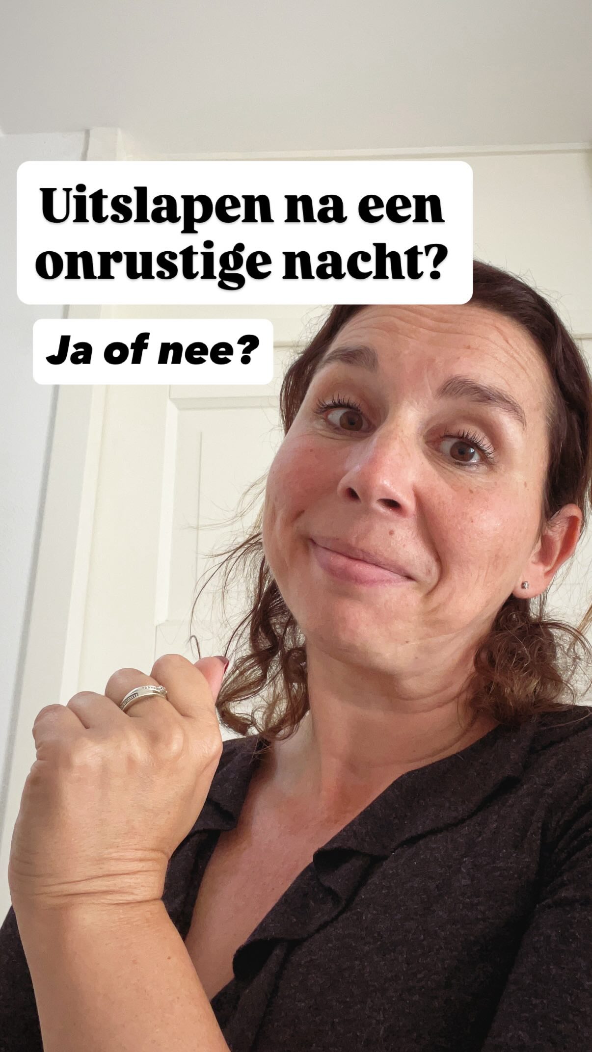 💫Uitslapen” na een slechte nacht?”
Je kent het vast wel. Na een nacht met heel veel wakker worden valt je kindje vroeg in de ochtend eindelijk in slaap en lijkt eigenlijk dan pas in die diepe slaap te komen.
❓Wat doe je dan?
Laten slapen zodat je zelf ook nog even kunt blijven liggen? Of toch op de ‘normale’ tijd de dag beginnen en je kindje wakker maken?
We zien vaak in de praktijk dat ouders dan toch kiezen voor slaap en hun kindje tot later in de ochtend laten uitslapen. En dat snappen we, want na zo’n pittige nacht ben je blij dat je kindje eindelijk slaapt (en jij ook!). En het voelt ook heel onnatuurlijk om een slapend kindje wakker te maken.
Ons advies?
Probeer toch wel om, ook na een slechte nacht, gewoon op tijd aan de dag te beginnen.
❣️Door je kindje uit te laten slapen kun je het patroon van veel wakker worden in de nacht in stand houden. Je wilt dus eigenlijk gelijk weer in het normale ritme.
❣️Door uitslapen kom je de volgende dag in de knoop met het ritme en kom je vaak einde dag niet lekker uit.
❣️Start je de dag altijd rond 06:30 uur? Laat je kindje dan na een pittige nacht tot max 07:00 uur slapen en maak hem dan rustig wakker door te zorgen dat er wat licht de kamer binnenkomt en maak wat geluid op de gang. Zo kan je kindje rustig zelf wakker worden.
❣️Zorg na het wakker worden direct voor licht, voeding en interactie om de biologische klok van je kindje het signaal te geven dat de dag is begonnen.
❣️Het kan zijn dat je kindje snel weer moe is. Kort eventueel de eerste wakkertijd iets in en start het eerste slaapje iets eerder.
Heb je vaak nachten waarin je kindje veel wakker wordt of lang wakker blijft? Ga dan vooral op zoek naar de oorzaak van het wakker worden zodat je kunt werken aan betere nachten. Wij helpen je daar graag bij. Neem gerust contact met ons op!
Liefs,
Patricia
