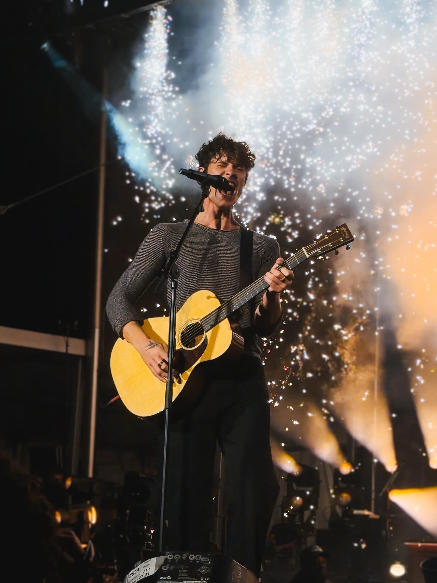 Foi uma longa estrada, mas um belo caminho! Vimos de pertinho alguns shows da On The Road Again Tour nos Estados Unidos e relembramos como Shawn Mendes reencontrou seu amor pelos palcos. 🤎
Leia a matéria completa em www.weinthecrowd.com
✍️📷 Amanda Spindola