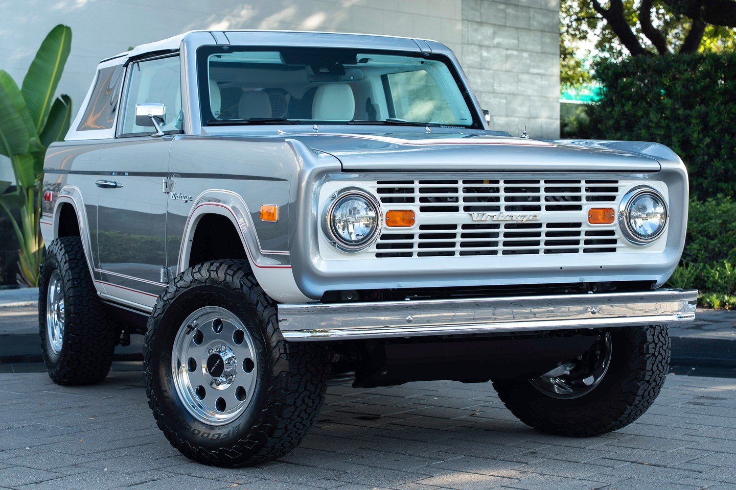 Take a look at the latest Vintage Modern to land at @postoakmotorcars and Vintage Modern Houston.
๐ช Silver over Snow White Diamond Interior
Wimbledon White Grille
Roll-Bars Body Match
Bullet Hole Polished Wheels
Body Match Dashboard Color
Chrome Trim
Vintage Stripes
White Softtop
Retractable power steps, full-length +
DM to see more details.
#vintagemodernhouston #VintagemodernTexas #Luxurycars #LuxurySUV