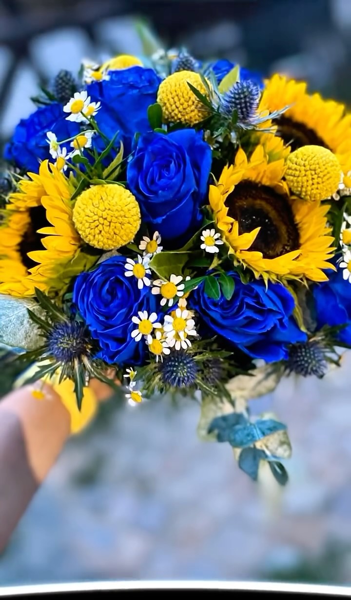 💙🌻 Mariage n°1 – 09.08.2025 🌻💙
Une journée placée sous le signe de la Dolce Vita 🍋☀️
Du bleu, du jaune, des citrons, des tournesols… et surtout beaucoup d’amour !
Les roses bleues et tournesols ont illuminé chaque détail 🌻
💙 Bouquet de mariée rayonnant
🌻 Boutonnières & bracelets assortis
💙 Panneau de bienvenue personnalisé (en location)
🌻 Arche fleurie façon soleil d’Italie
💙 Roses et tournesols à l’unité pour les bouteilles du vin d’honneur
🌻 Bouquets de table et compositions pour une ambiance 100% soleil & dolce vita
Une déco pétillante, joyeuse et pleine de lumière ✨
Un mariage où l’on a vraiment ressenti l’été, la bonne humeur et la chaleur des beaux jours 💛
#Mariage2025 #DolceVitaVibes #BleuEtJaune #Tournesols #WeddingDesign #DécorationFlorale #LoveInTheAir #CitronsEtSoleil #MariageChicEtColoré