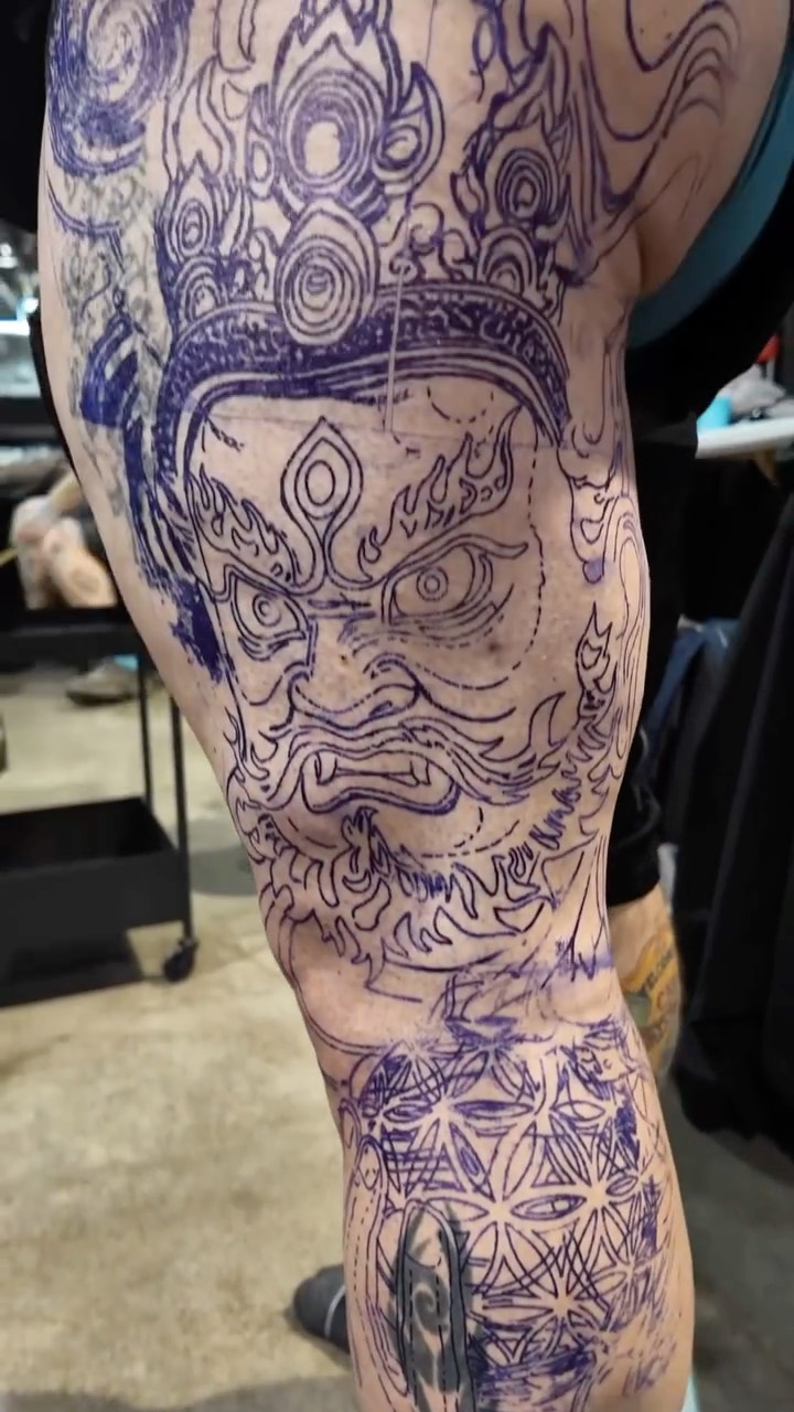 3 Days. 2 Artists. 1 Massive Double Cover-Up.
@jayfreestyle and @maxpokras started this collaboration at the Calgary Tattoo Convention with full creative freedom, the client only asked for something Japanese themed.
Day 1: We tackled the hardest part first: the knee and knee ditch, since that area is brutal to sit through and packed with detail. Unfortunately, he tapped out halfway through the face, so we had to go into Day 2 already playing catch-up.