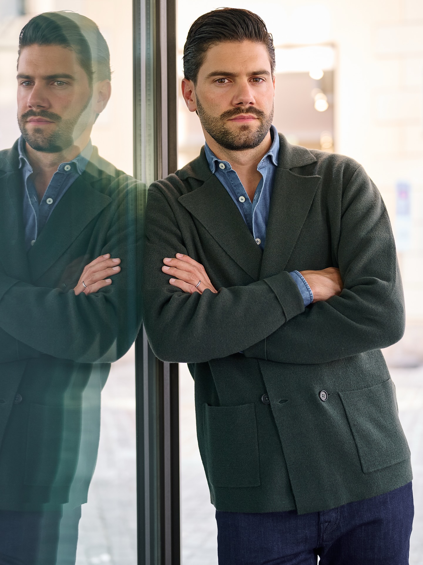 FIORONI CASHMERE - synonymous with Umbria’s finest craftsmanship. A perfect blend of artisanal heritage and the purest natural fibers. Timeless Italian luxury, redefined. Discover this stylish double-breasted knit jacket in green, beige, and navy @quagliazurich
#quagliazurich #italiancasualchic #craftmanship #fioronicashmere #knitjacket #cashmere #doublebreasted #luxurylifestyle