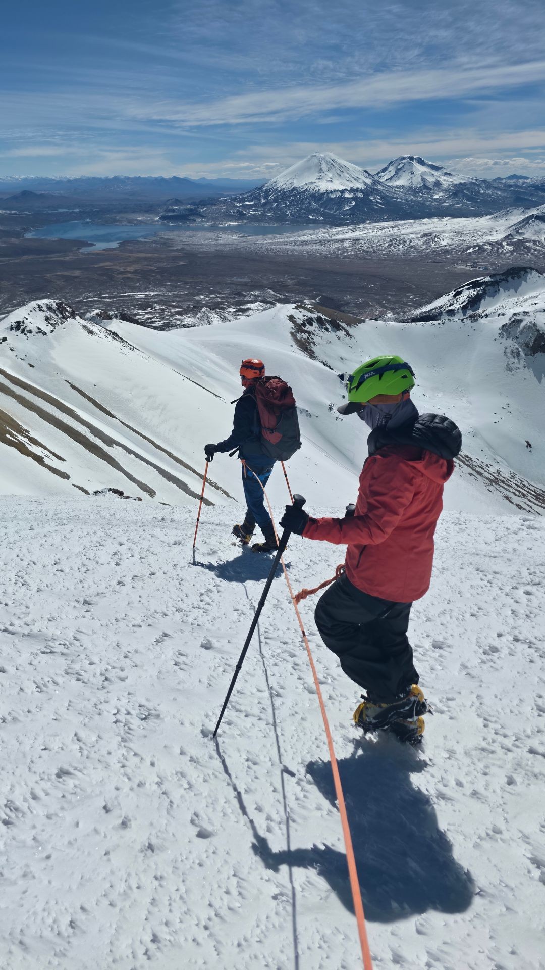 Algumas amizades se medem em cafés, outras em risadas…
Mas as verdadeiras? Se medem a 6.000 metros de altitude. ❄️🏔️
Na montanha, cada passo compartilhado vira memória,
e cada conquista, uma história que ninguém esquece. 🌄
Nos chame na DM ou acesse a plataforma da Versus e escolha seu próximo destino com segurança.
Link na bio!
#VersusEuMesmo #FuiComAVersus #MontanhismoBolívia #ExpediçãoDeDupla #AventuraQueTransforma