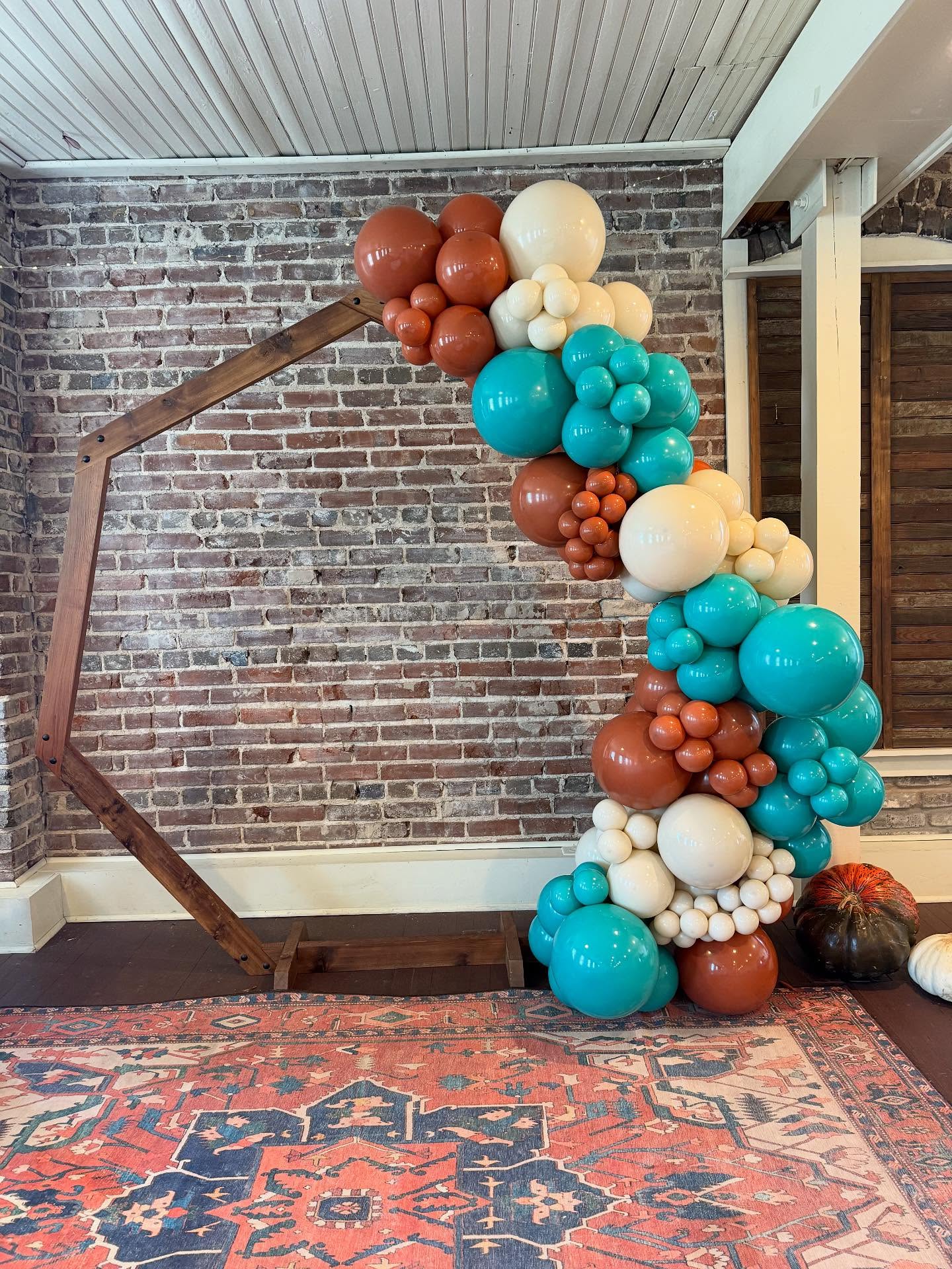 One of today’s setups! Love love love this color scheme 🎈
Now booking for November & December! 🎄