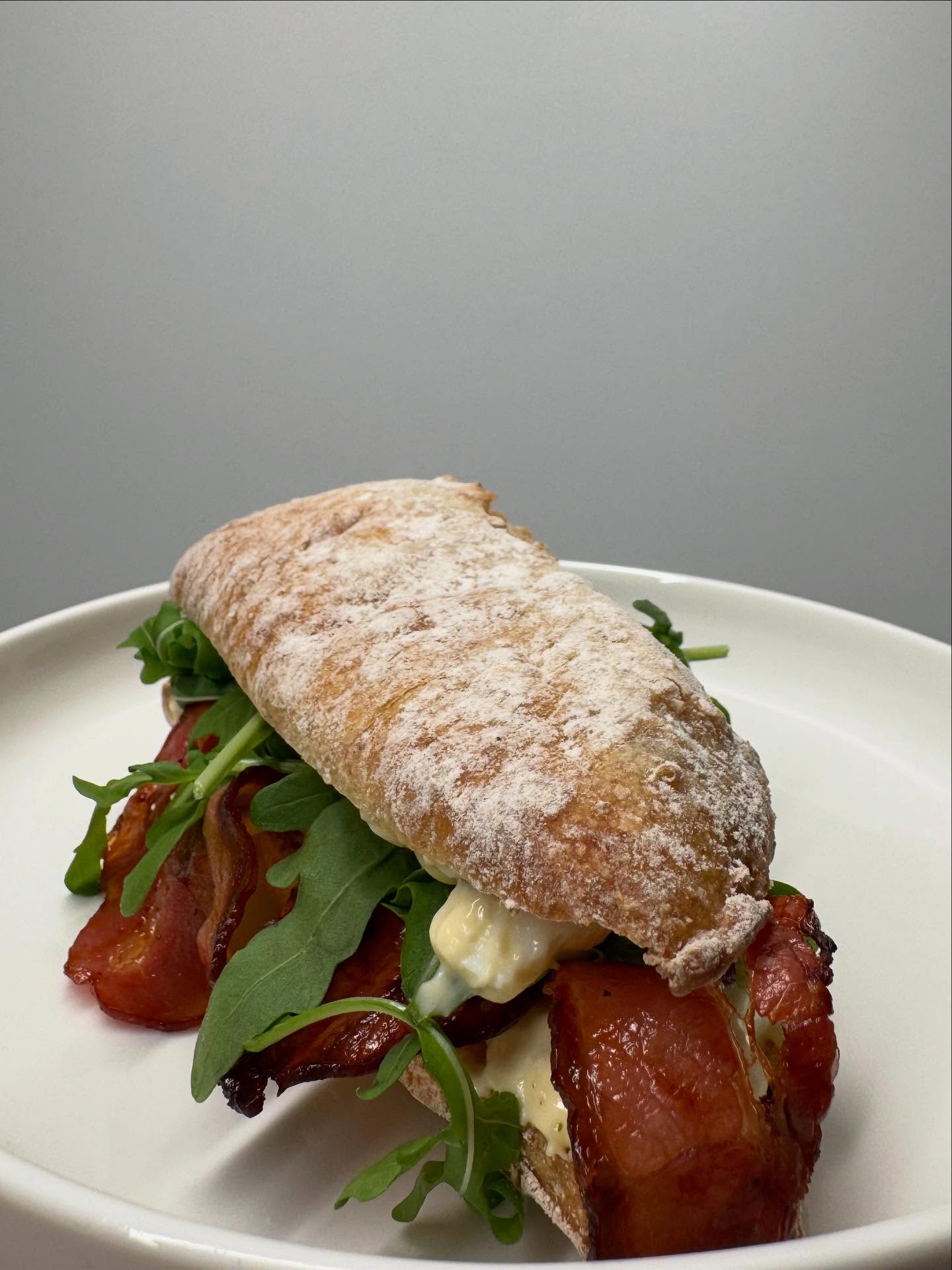 Meet our newest member 🍳🥓
Pistolet van de Broodenier • gegrild spek van Michielsen • Eiersalade • Rucola
Perfecte hartige breakfast of lunch buddy, vanaf nu op de menu!
#cappuccino #brunch #lunch #vaartkom #vaartkomleuven #komfortcoffeeandwine #komfortleuven #coffee #wine