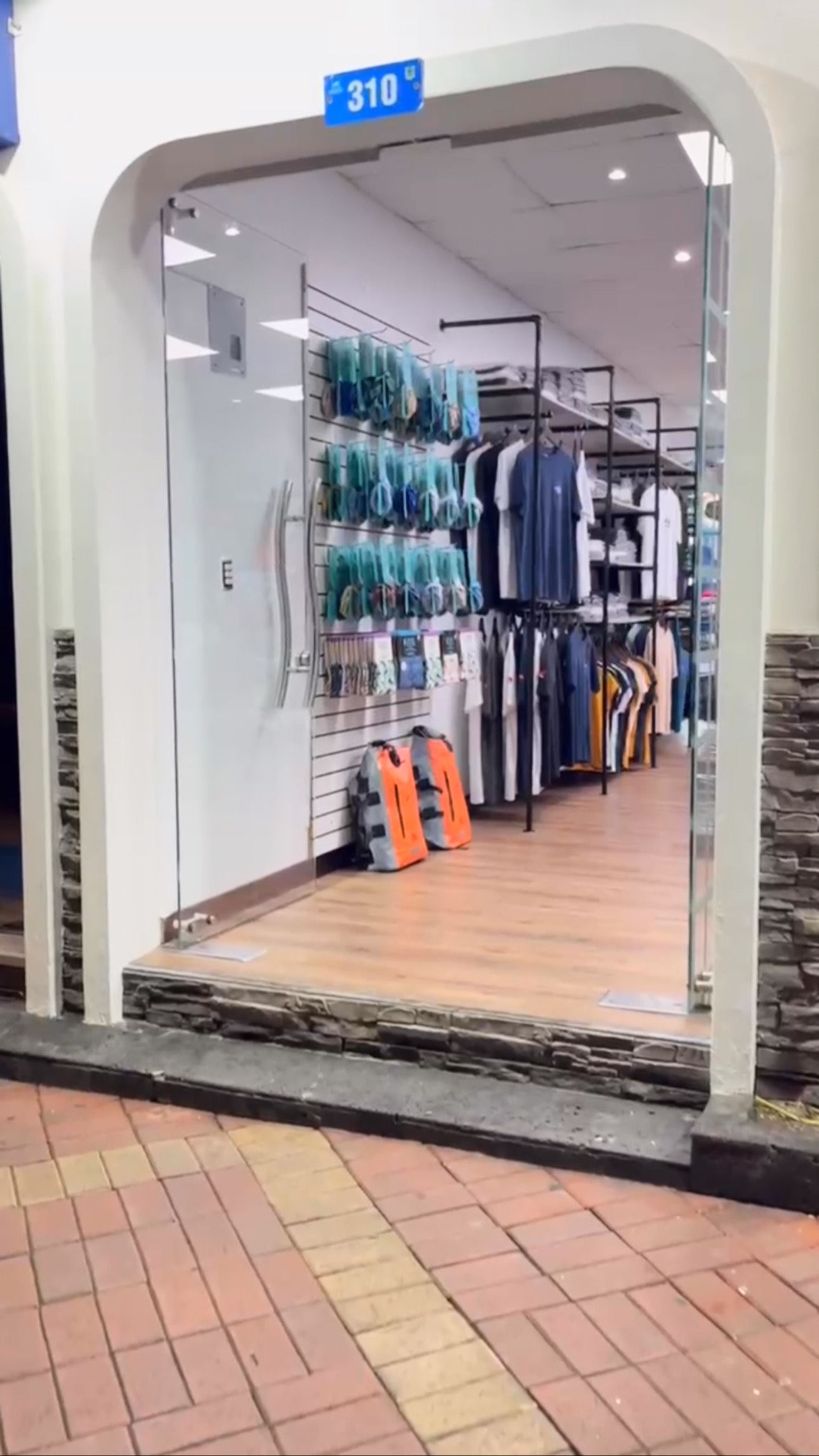 Haven’t checked out our new store yet? store by whaleskin santa cruz next time you’re on your way to the beach! see you there!
¿Aún no conoces nuestra nueva tienda? ¡La próxima vez que vayas a la playa, visita Whaleskin Santa Cruz! ¡Nos vemos allí!
.
.
.
.
#galapagos #galapagosislands #sharkGuard #santacruzgalápagos #sancristobalgalapagos #playasgalapagos #ecuador #galápagosislands