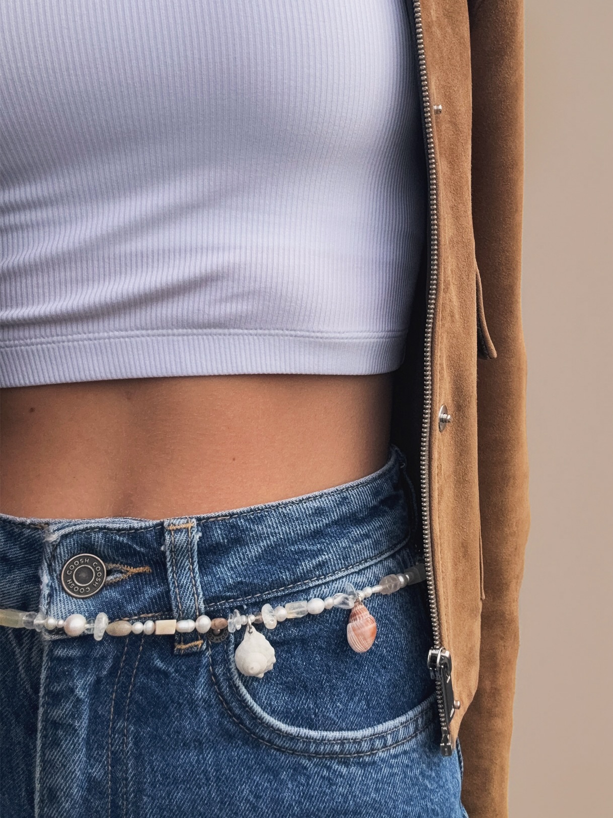 Who said summer jewelry can’t live through autumn? These shells bring a little ocean vibe into suede and denim days 🌊🍂