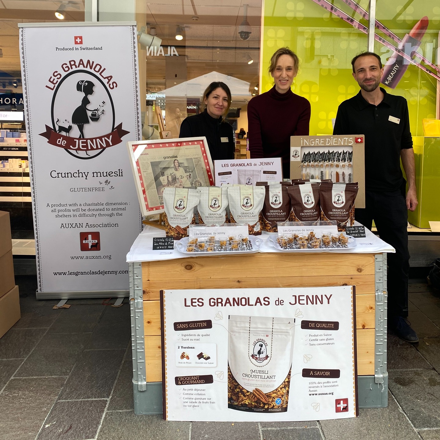 🌾 LES GRANOLAS DE JENNY AU MARCHÉ D’AUTOMNE DE NYON 🍂
- Samedi 4 octobre.
Durant notre temps libre, nous adorons aller à la rencontre du public pour présenter notre granola sans gluten, fabriqué artisanalement dans le canton de Vaud 🤎.
Ces moments sont aussi l’occasion de partager la démarche caritative qui se cache derrière ce projet et de sensibiliser à la protection animale 🐾. Les bénéfices des ventes des @lesgranolasdejenny sont reversés à des associations de protection animale en difficulté, via l’association à but non lucratif @association_auxan 💛.
🍁 Samedi dernier, nous avons eu le plaisir de tenir un stand parmi d’autres producteurs et artisans locaux lors du Marché d’automne de Nyon. Une magnifique journée d’échanges, de belles rencontres et de partage autour de nos valeurs 🌱.
🙏 Un grand merci à @manorsuisse pour son accueil chaleureux, ainsi qu’à toutes les personnes venues échanger avec nous durant cette journée conviviale !
Depuis le début, ce projet est avant tout un hobby mené à titre bénévole, né du désir d’offrir à nos enfants une alimentation plus saine et responsable 🥣.
Tenir ces stands, c’est aussi l’occasion de créer du lien, d’élargir notre réseau et de continuer à défendre une cause qui nous tient particulièrement à cœur ❤️ : la protection animale.
🐕🐄🐈 Dans le contexte actuel, il devient de plus en plus difficile de soutenir les associations comme nous le souhaiterions. Les bénéfices de la vente de notre granola, bien que précieux, ne suffisent malheureusement pas à couvrir tous les besoins de nos bénéficiaires en détresse.
🤝 Pour nous soutenir : www.auxan.org/fr/donate
#lesgranolasdejenny #auxan #sansgluten #petitdejeuner #healthyfood #glutenfreefood #glutenfrei #eatgooddogood #ɪɴsᴛᴀɢᴏᴏᴅ #allprofitstocharity #swissmade #suisse #locallymade
