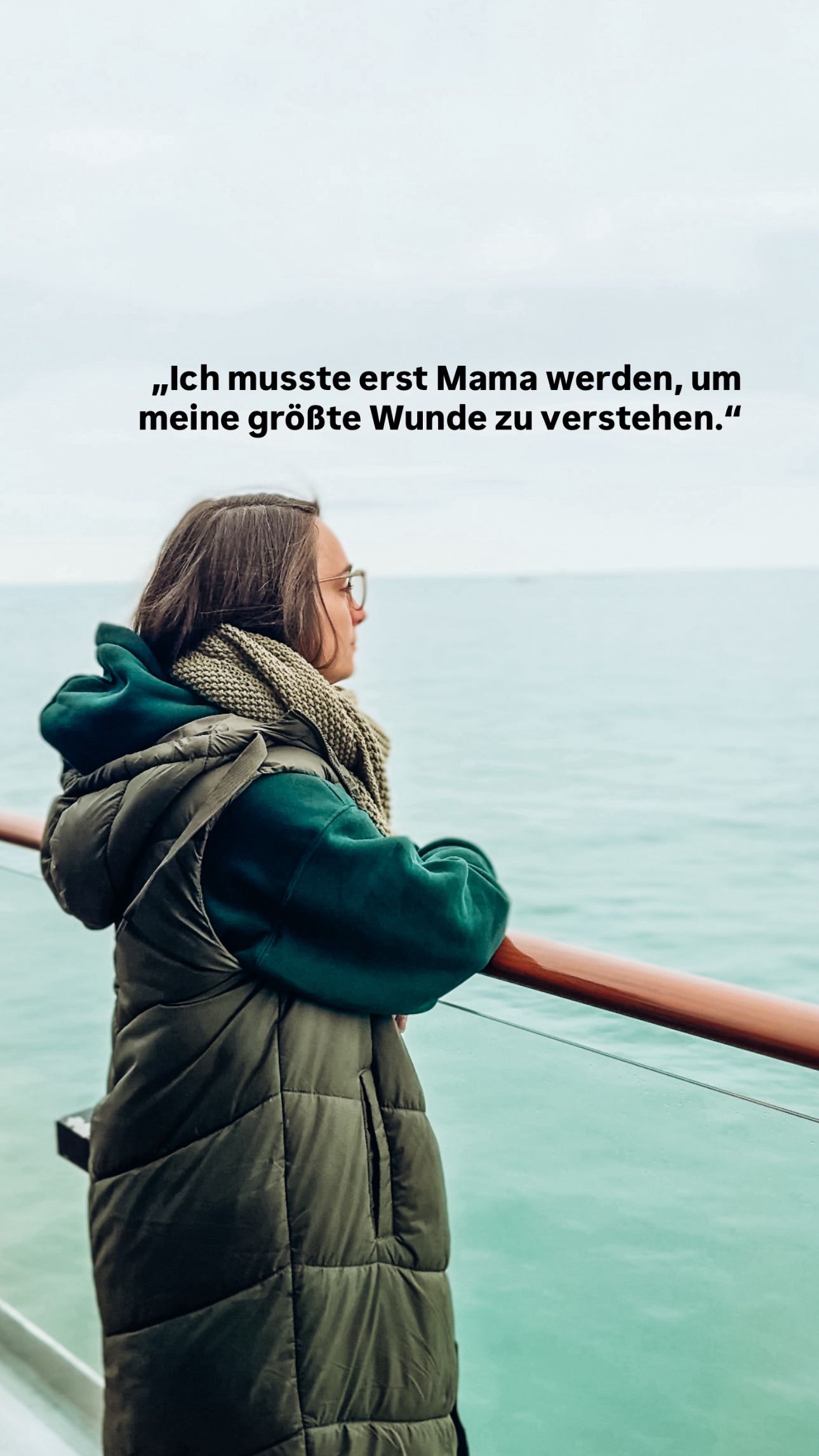 Es war nie die Trennung meiner Eltern selbst, die das Problem war. Es war das ständige Wechseln – zwischen zwei Welten, zwei Haushalten, zwei Versionen meiner selbst.
Ich habe früh gelernt, Stimmungen zu lesen, Erwartungen zu erfüllen, Gefühle zu balancieren. Ungewollt wurde das zu meiner Aufgabe.
Ich wollte gesehen werden – und bin dabei zum People Pleaser geworden.
Nicht, weil ich wollte, sondern weil ich dachte, dass Liebe an Bedingungen geknüpft ist.
Ich habe mich selbst klein gemacht, meine Bedürfnisse übergangen, mich innerlich klein gemacht, wenn ich nicht „funktioniert“ habe.
Das zog sich wie ein roter Faden durch mein Leben.
Ich wusste irgendwann gar nicht mehr, was ich wollte.
Welche Werte meine waren – ohne die Erwartungen anderer.
Erst als ich selbst Mama wurde, kam der Wendepunkt.
Plötzlich war alles in mir auf Alarm.
Ich wollte nicht, dass meine Kinder dasselbe Gefühl von „Ich muss funktionieren, um geliebt zu werden“ erleben.
Ich war lange wütend, traurig, voller Schuldgefühle, dass ich es so lange nicht gesehen und hinterfragt hatte.
Doch wie hätte ich es auch sehen sollen – wenn mir immer gesagt wurde, ich müsse Verständnis haben, Rücksicht nehmen, die Starke sein.
Irgendwann habe ich verstanden:
👉 If it costs any part of my peace, it’s too expensive.
Heute weiß ich:
All das hat mich verletzt – und gleichzeitig zu dem Menschen gemacht, der ich bin.
Es hat mir meine größte Stärke geschenkt: meine Sensibilität.
Ich darf sie leben – als Frau, als Mama, in meiner Arbeit.
Ich verstehe mich.
Ich achte mich.
Ich bin da – endlich auch für mich.
____________
Worte, die heute aus mir raus mussten, die Teil meiner Reise waren und mir einmal mehr zeigen, dass jeder Schritt auf meiner Reise ein Schritt in meine Richtung ist. Ich bin unendlich dankbar für meinen Weg. Wir alle haben unsere Höhen und Tiefen, die Frage ist worauf du deinen Blick richtest!!! Choose wisely 💫
HEILUNG
SCHEIDUNG
TRENNUNG
SELBSTLIEBE