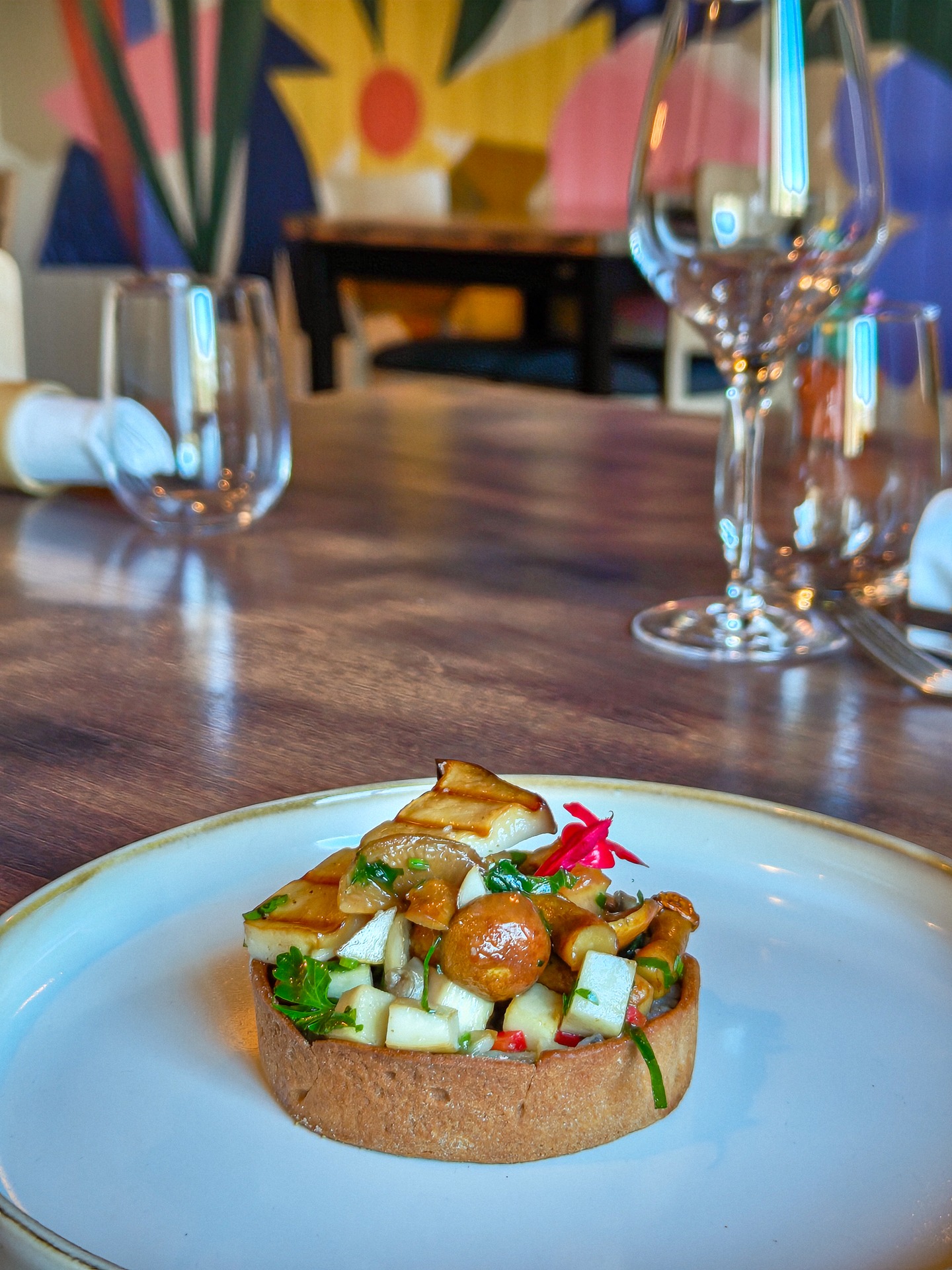 🍂 Les Soirées Patachée 🍂
– Édition Automnale –
Le Samedi 25 Octobre,
on célèbre les saveurs profondes de la saison :
champignons, gibier et notes boisées s’invitent à table pour une soirée pleine de réconfort et de finesse.
Au menu :
✨ Velouté de cèpes & cèpes poêlés
🍄 Fricassée de champignons, crème d’ail rôtie & tuile de pain
🦆 Petit pâté chaud de colverts, foie gras poêlé & coings rôtis
🦌 Dos de marcassin & sauce grand veneur
🧀 Assiette de fromages affinés de la Maison Ducret (+7€)
🍫 Ganache chocolat, streusel cacao & croustillant chocolat au lait
ou
🍎 Coings & pommes confites, pain d’épice Maison & crémeux praliné
Une soirée d’automne comme on les aimes — gourmande, élégante et pleine de caractère.
⚠️ Places limitées en salle – pensez à réserver dès maintenant !
🎟️ Tarifs: 60€ hors Boissons
📞 0241881170
🌐 Lien de réservation en bio
#Patachée #SoiréePatachée #gastronomie #foodangers #avrillé49 #angers #Restaurant #automne #mangezbienbuvezsain