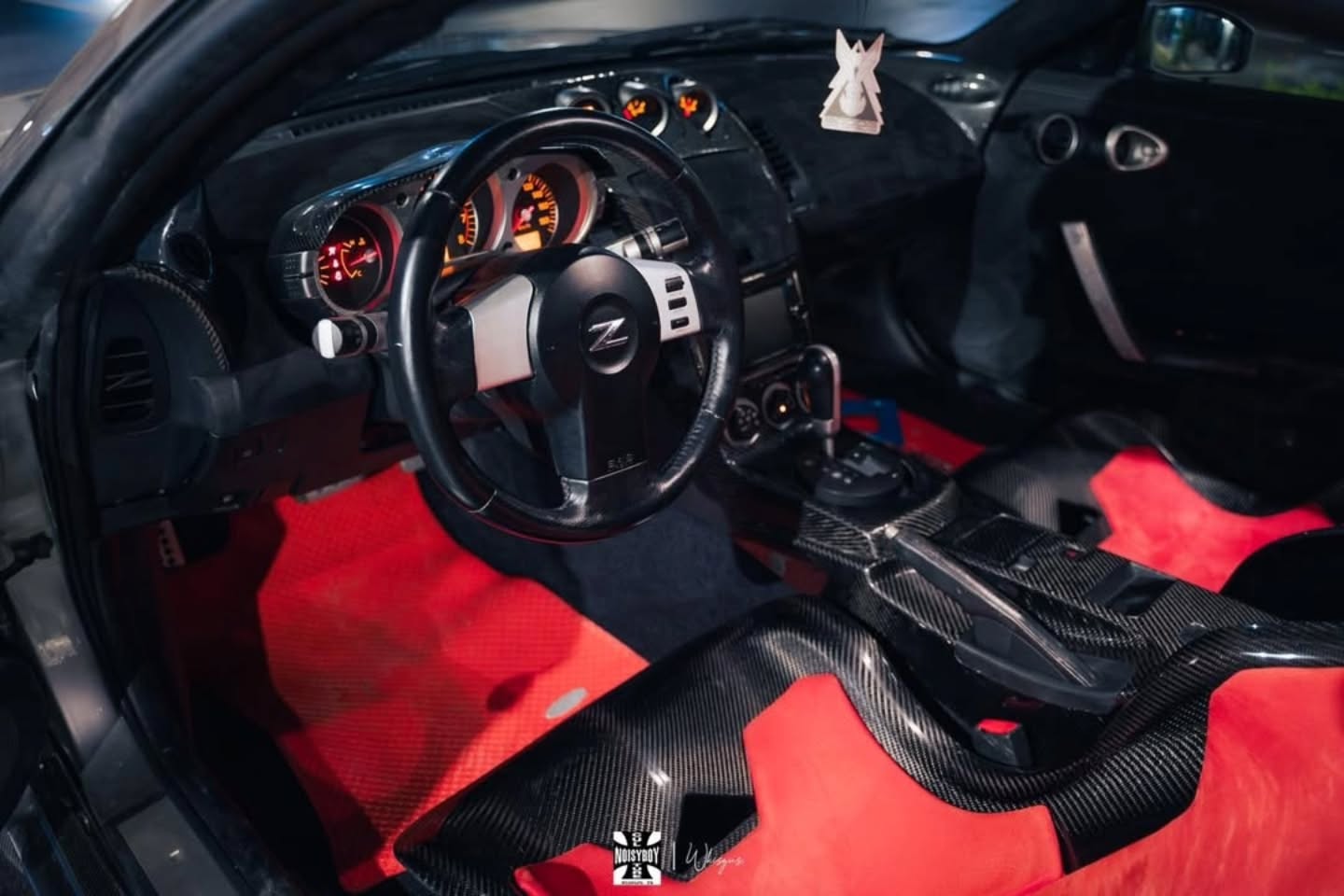 KevMannz CF seats V2 with red Alcantara padding + plug&play rails and slider kit for Nissan Fairlady 350Z.