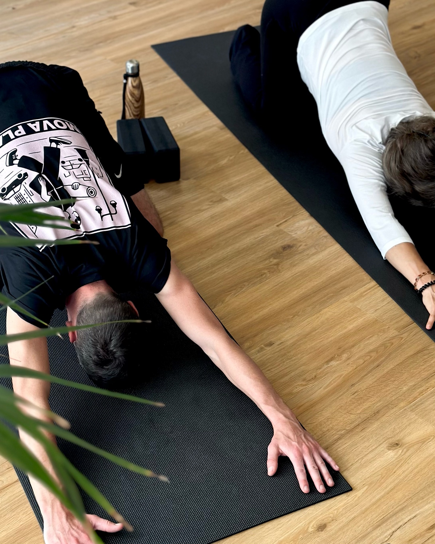 Ist dein Alltag auch oft laut, stressig und voll mit Terminen?
Was wir dabei leicht vergessen: Eine kurze Pause kann mehr bewirken als ein weiterer Haken auf der To-do-Liste.
Yoga ist kein Rückzug, sondern eine bewusste Entscheidung, kurz innezuhalten.
Eine Stunde, um durchzuatmen, den Körper zu bewegen und den Kopf freizubekommen.
Bei @movaplace schaffen wir Raum dafür – ganz ohne Druck, dafür mit Klarheit, Präsenz und einem offenen Miteinander.
Egal ob du Anfänger:in bist oder schon lange praktizierst: Manchmal ist genau jetzt der richtige Moment, dir selbst wieder ein Stück näherzukommen.
Komm vorbei. Beweg dich. Atme. Finde deinen Rhythmus – in deinem Tempo.
Wir freuen uns auf dich.
#movaplace #yogastralsund #yoga #stralsund