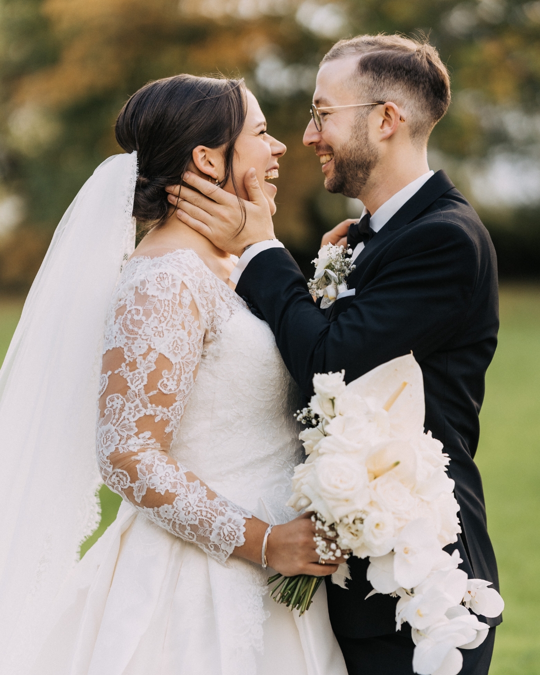 Vor genau zwei Jahren durfte ich Sascha & Gerti an ihrem großen Tag begleiten , eine Herbsthochzeit voller Liebe, Lachen und echter Emotionen.
Noch heute erinnere ich mich an die gemütliche Stimmung im Clostermannshof und wie herzlich die beiden miteinander waren.
Happy 2nd anniversary, ihr zwei!
Eure Hochzeit war der perfekte Beweis dafür, dass der Herbst die vielleicht schönste Zeit zum Heiraten ist.
#Herbsthochzeit #Hochzeitsfotograf #Hochzeitsinspiration #Herbstliebe #WeddingAnniversary #Hochzeitsfotografie #SaschaUndGerti #Hochzeitserinnerung #HochzeitsfotografDeutschland
