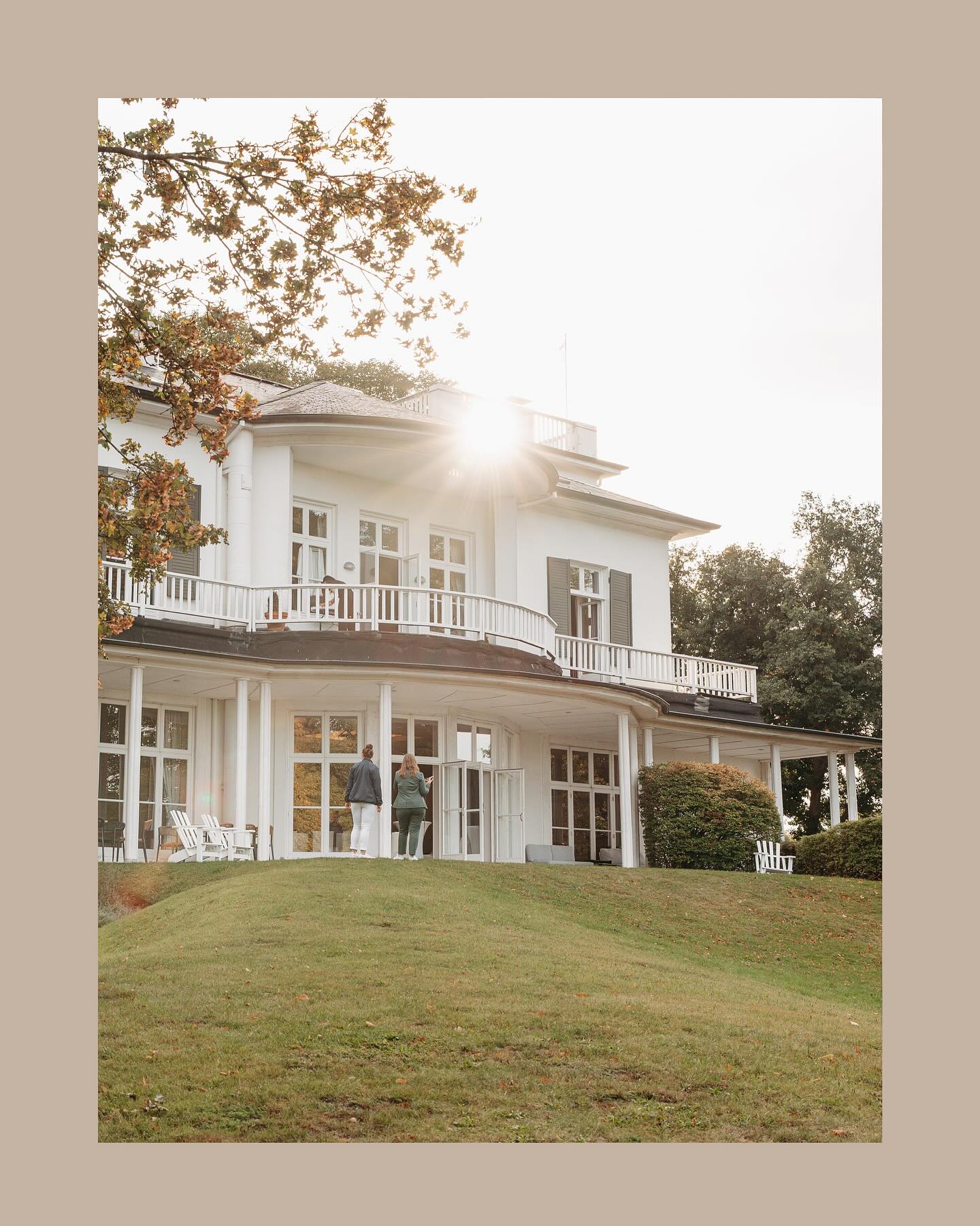 Ich liebe Orte, die Charakter haben. Orte, die nicht nur Kulisse sind, sondern Teil der Geschichte, die ein Paar erzählt. Das Elsa Brändström Haus ist für mich genau so ein Ort – voller Besonderheit, visionärem Weitblick und stiller Eleganz.
Solche Signature Locations tragen eine Seele in sich. Sie spiegeln etwas von der Persönlichkeit des Paares wider – ihre Werte, ihren Stil, ihre Art, durch das Leben zu gehen. Genau das lässt sich auch in der Papeterie wiederfinden: feine Linien, durchdachte Farben, klare Formen. Alles greift ineinander, harmonisch und echt.
Für mich ist das die Kunst hinter meinen Bildern – wenn Raum, Licht, Design und Emotion zu einer Einheit werden. Wenn man nicht nur sieht, wo etwas stattfindet, sondern spürt, wer die Menschen sind, die dahinterstehen.
#hochzeitsinspiration #fineartwedding #hochzeitsfotografhamburg #elsabrändströmhaus #signaturelocation #weddingdetails #papeterieliebe #styledshoot #detailsmatter #luxuryweddingphotography #fineartdetails #hamburgliebe
_
_
_
_
_
Konzept & Planung: @inlovewetrust_weddings
Fotografie & Creative director: @jaronkwast.photography
Zweite Fotografin: @kristinpartes_wedding
Location: @elsa_braendstroem_haus
Modelpaar: @kt.modelcouple
Brautmode: @truesociety_hamburg#
Herrenmode Flowerboys: @modemaxhansen_tolk
Floristik: @24seasons.of.flowers
Dekoration: @twinflair_eventstyling
Torte & Candybar: @partytortenhh
Hair & Make up artist: @gesalina_de
Papeterie & Banner: @lachundlinie.design
Sängerin: @naemijoy
Violinistin: @moi_music
Trauringe: @yes.trauringe
Brautschmuck: @sternenauge_official
Barcatering: @sweetandsour_barcatering
Traurednerin: @lilly_redet
Wedding Day Manager (Assistenz): @seaside.weddings
Content Creator: @contentcreatorhamburg