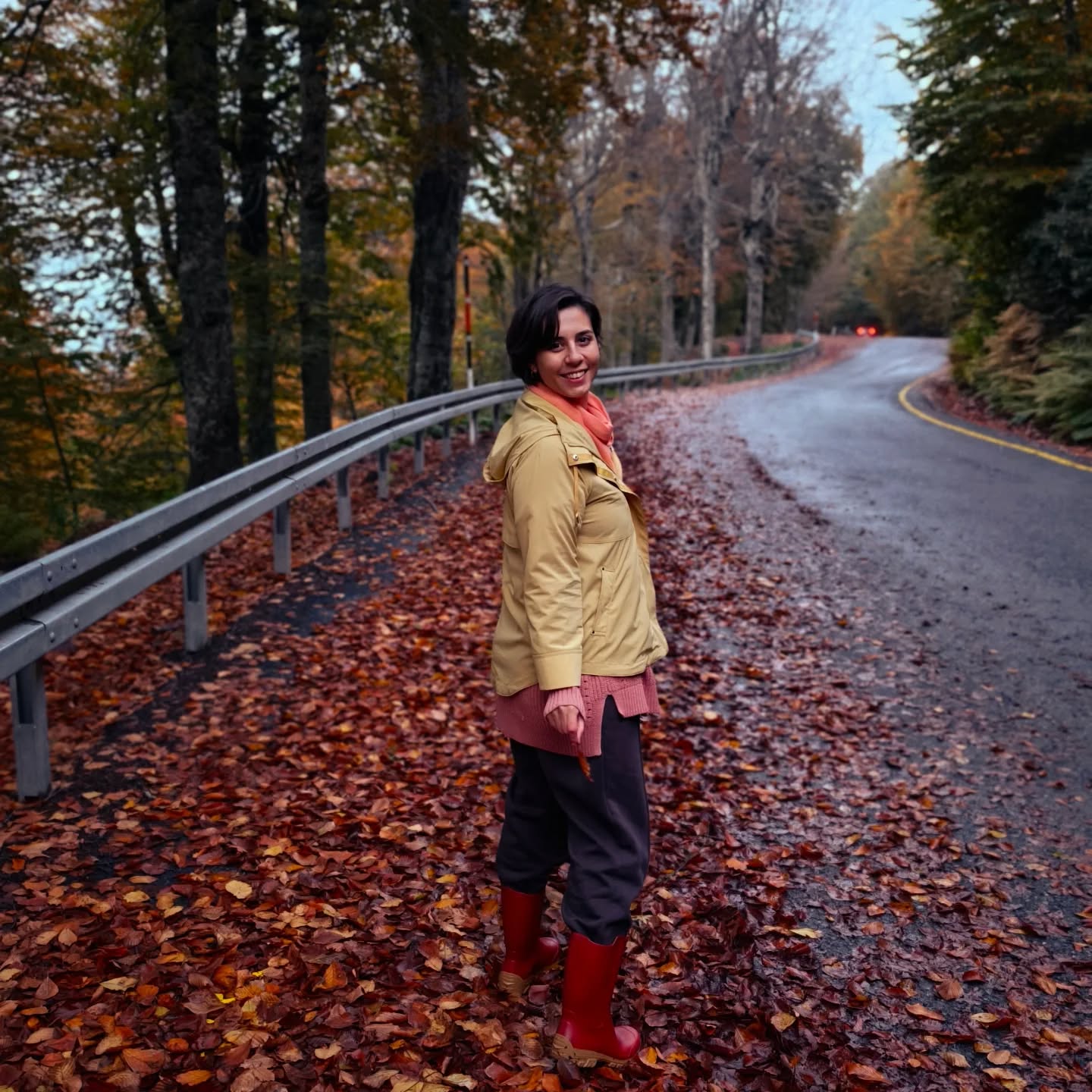 Maşukiye'ye göçmenin en güzel yanı ve tam da sebebi böyle birşey işte 🦋 hadi su doldurmaya gidelim diyip 15 dakikada kartepenin zirvesine yaklaşmak ve bu güzel sonbahar havasıyla kavuşmak 🤎💛
Bakın şimdi, bu kimilerine çok birşey ifade etmez, ama biliyorum bazılarınızın içi gidiyor...
Şimdi söyleyeceklerim o güzel canlara 😊
Bana bu fırsatlar gökten zembille inmedi, geçtiğim yollar engebeliydi ama ben ne istediğimi çok önceden biliyordum. Bazı dileklerim yolda değişti, değişir de normali bu, ama bazı şeyler vardır hiç değişmez , hah işte onu iyi tutun 👍
Buna yatırım yapın, bu hedef için hayaller kurun , yaratımlar yapın. En önemlisi de buna ulaşabileceğinize dair negatif kök inançlarınızı mutlaka bulun ve dönüştürün. Bu yol böyle yürünüyor...
Benim hayallerim çoktur sonu gelmez. Bazen de hepsini salarım, offf derim hiçbirinin bir anlamı yok, olsa ne olacak ki .... Bu ikisi arasında bir salınma benim hayatım. Bazen güçlü bir istek, bazen vazgeçiş. Bu dengenin doğasını seviyorum 🦋
Ekim çok güzel bir ay değil mi yaaa 😍😍😍 dedi terazi kadını 😊