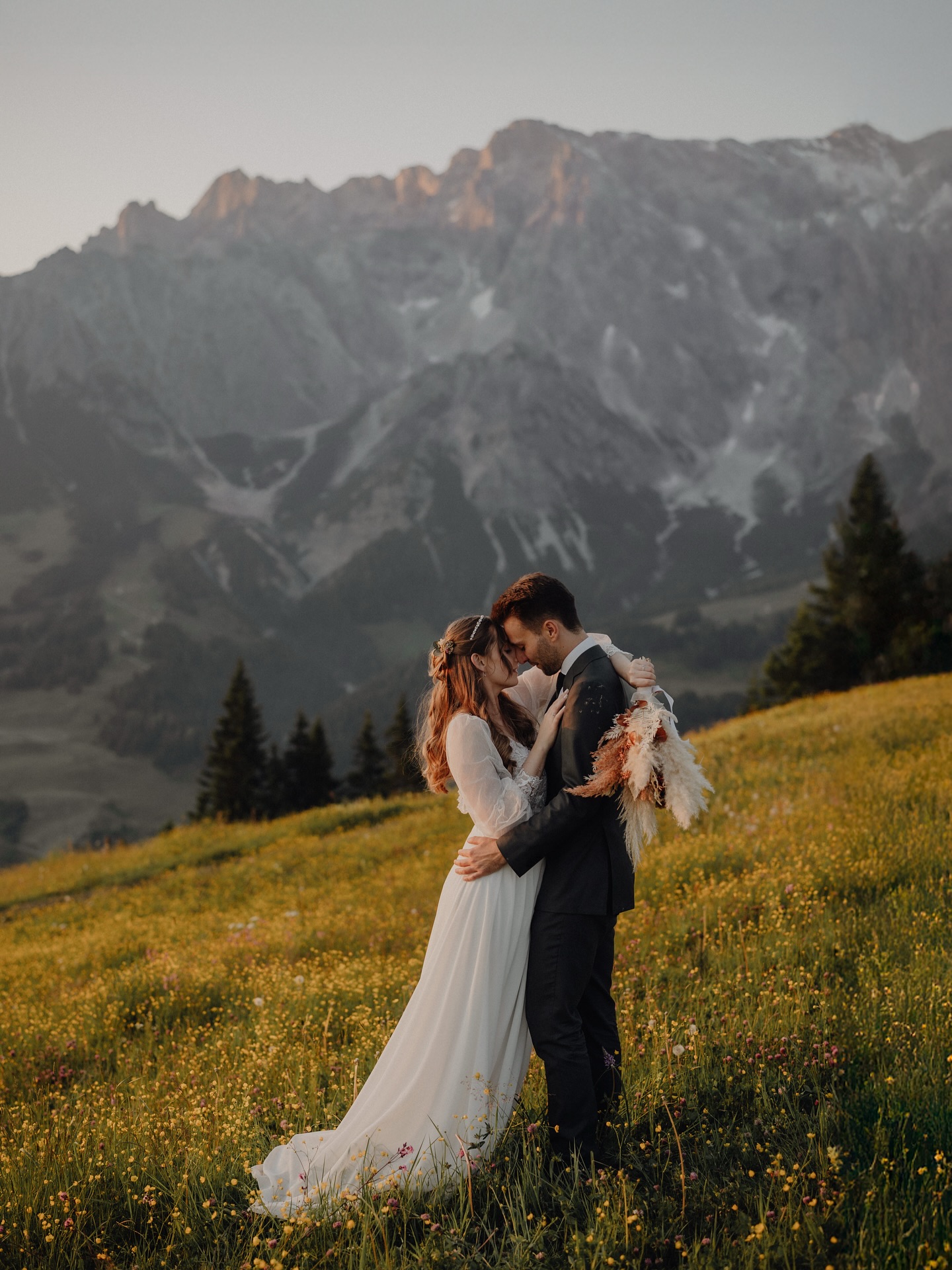 WEDDING ✨ Alexandra & David 🧡⛰️
Einfach nur traumhaft war das!
Wedding Design & Blumen @wild.knots.art
Fotografie @susannegapp.photography
Location @diedeantnerin
Musik Trauung @diana.vocals
#weddinginspiration #weddingdesigns #dekoverleih #dekoration #weddingfotography #heirateninösterreich